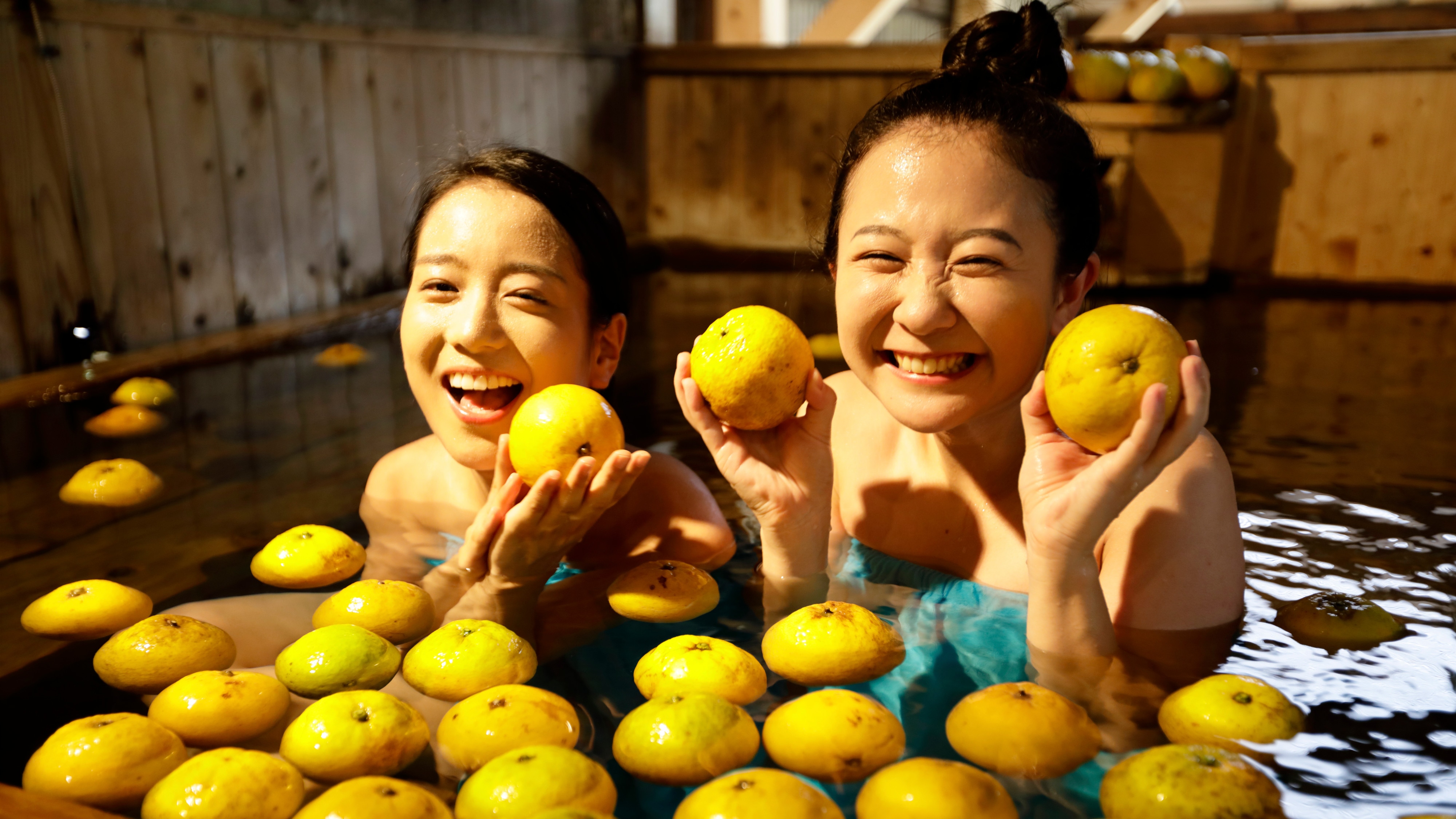 帶著清新柑橘香味的輕鬆柑橘浴