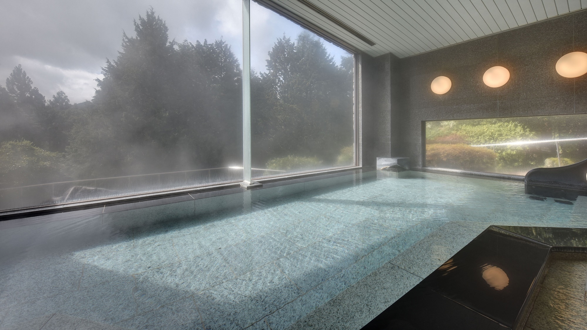 *[An example of an indoor bath] The large public bath with large windows is full of openness!