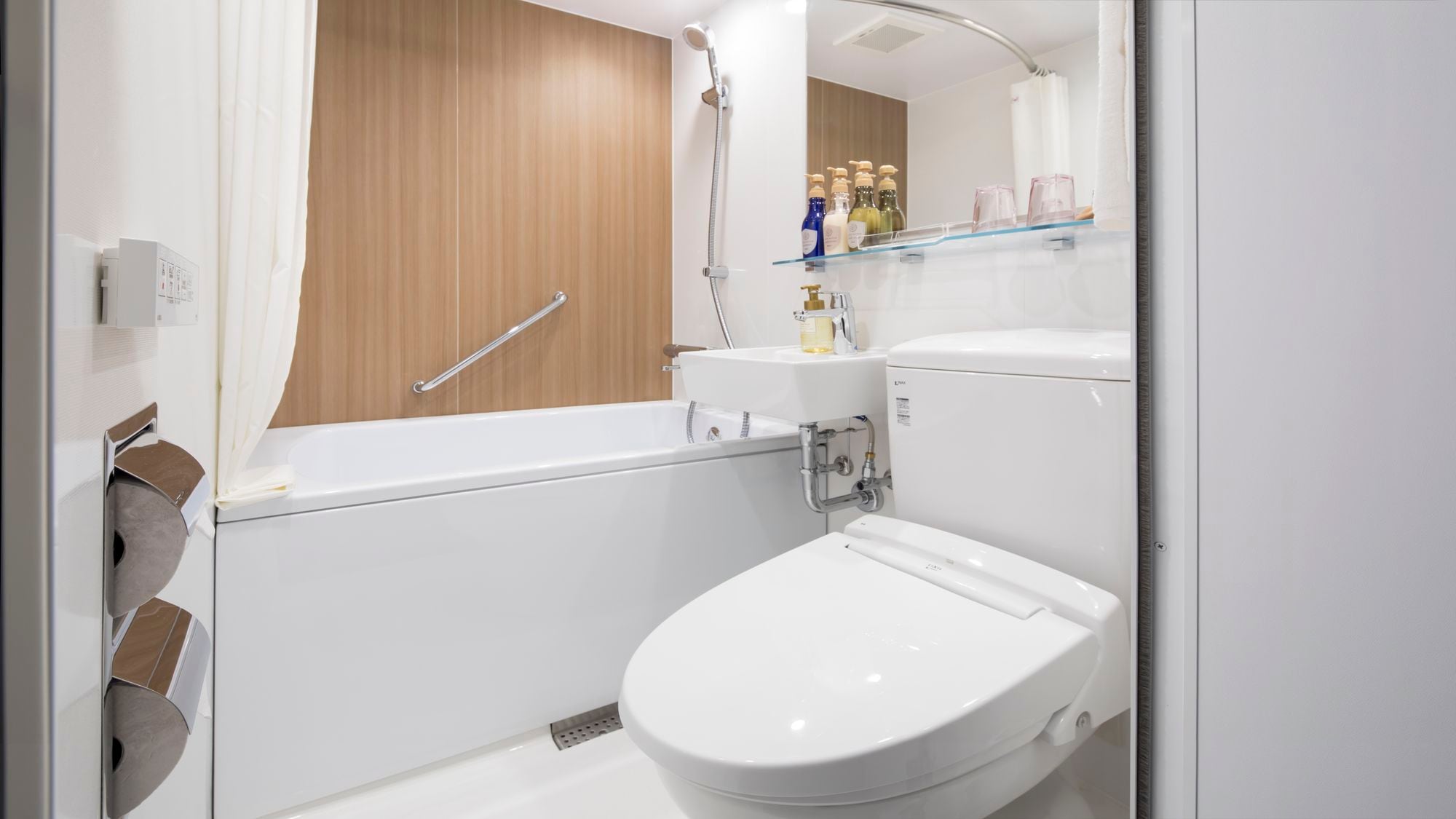 An example of a standard room unit bath
