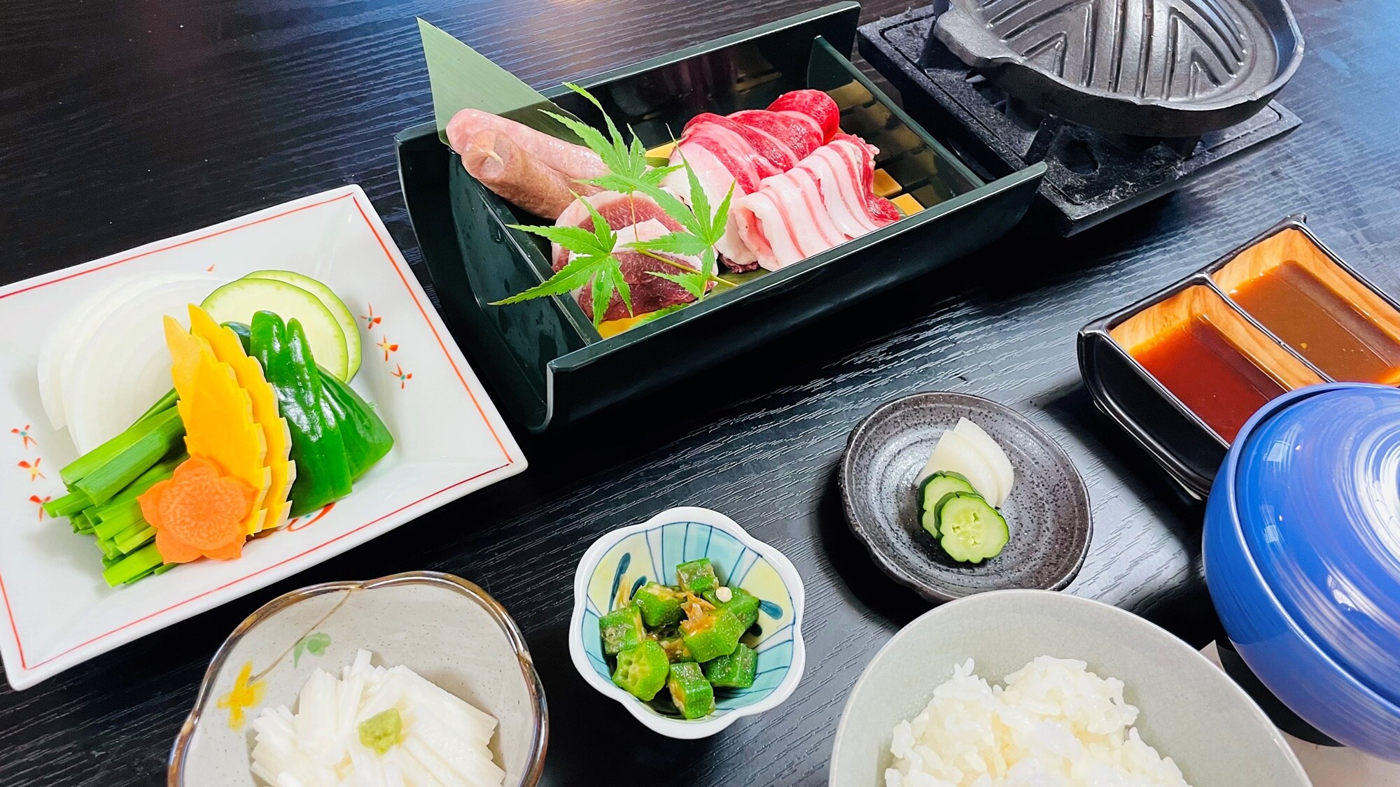[Gibier Yakiniku Gozen] We serve natural wild boar meat in an iron pot for one person.