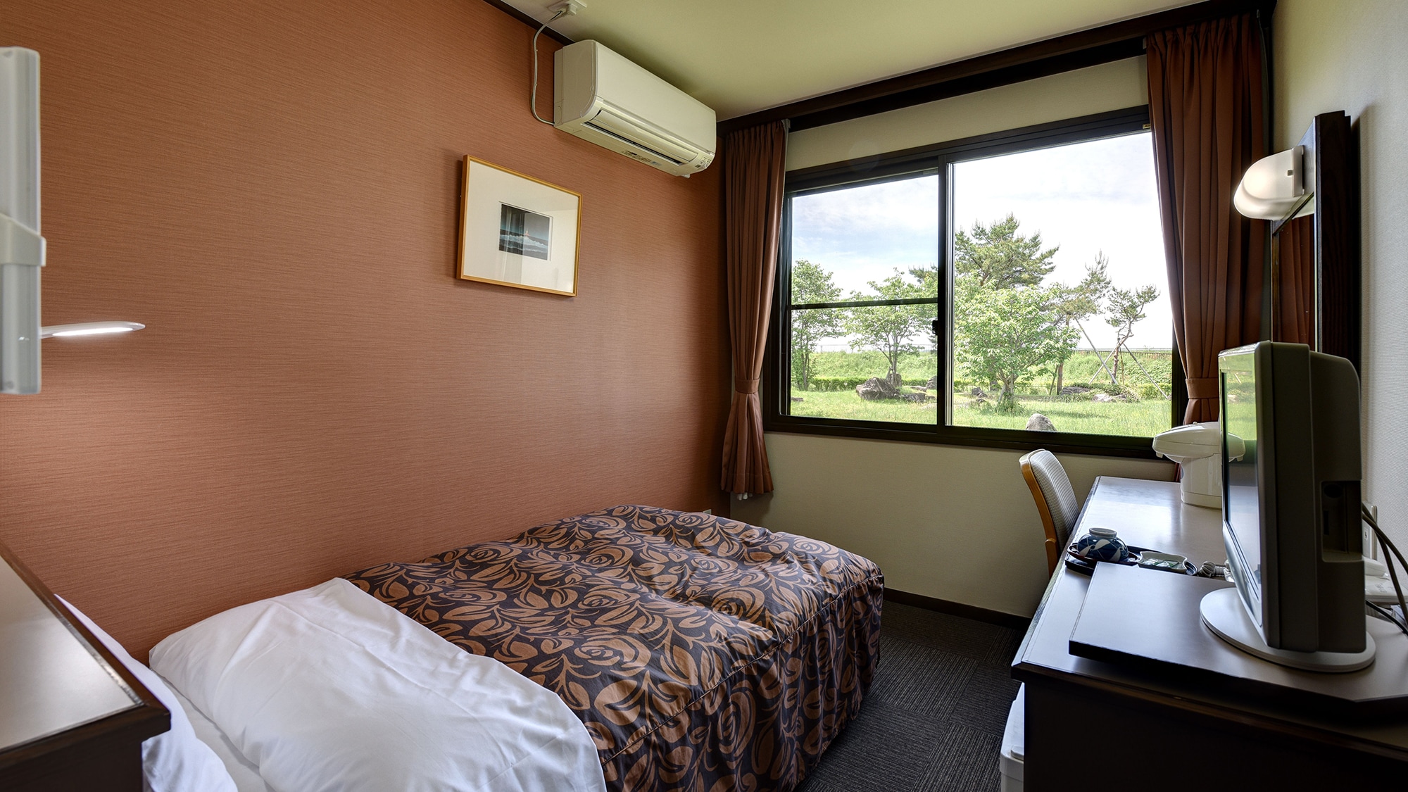 * [Single room example] All guest rooms overlook the garden.