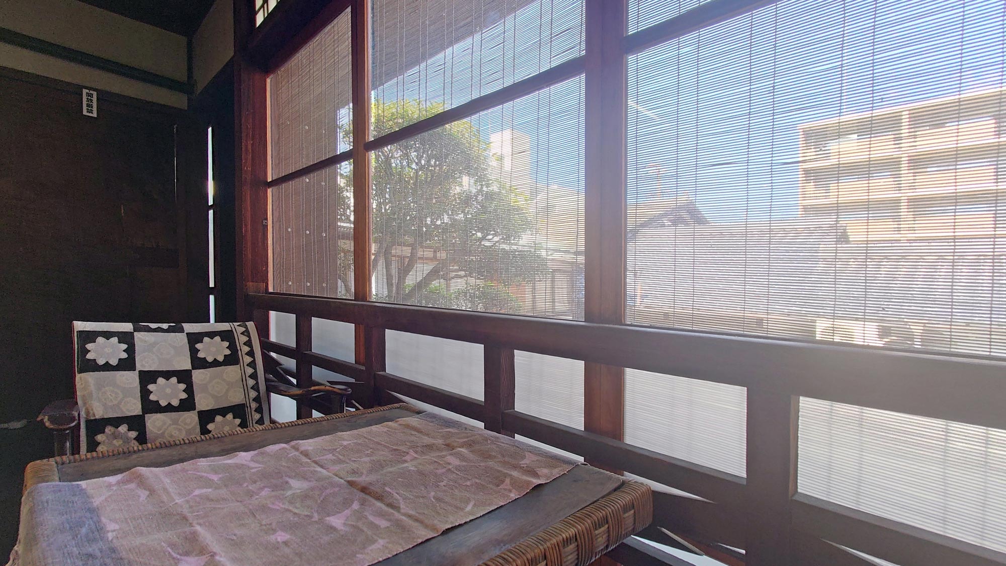 [Waiting room included, upper Japanese-style room (12.5 tatami mats, non-smoking, second floor, with key)] Wide veranda