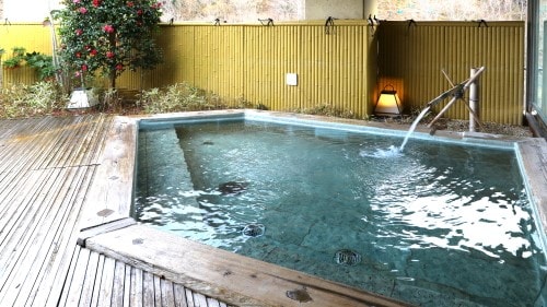 [Large communal bath] Open-air bath