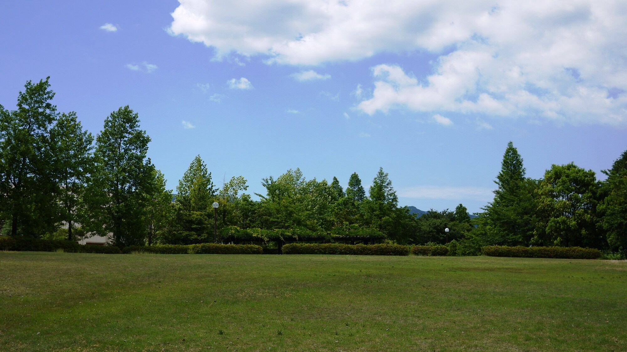 *＜Lawn Square＞Let's have fun in the spacious grounds♪