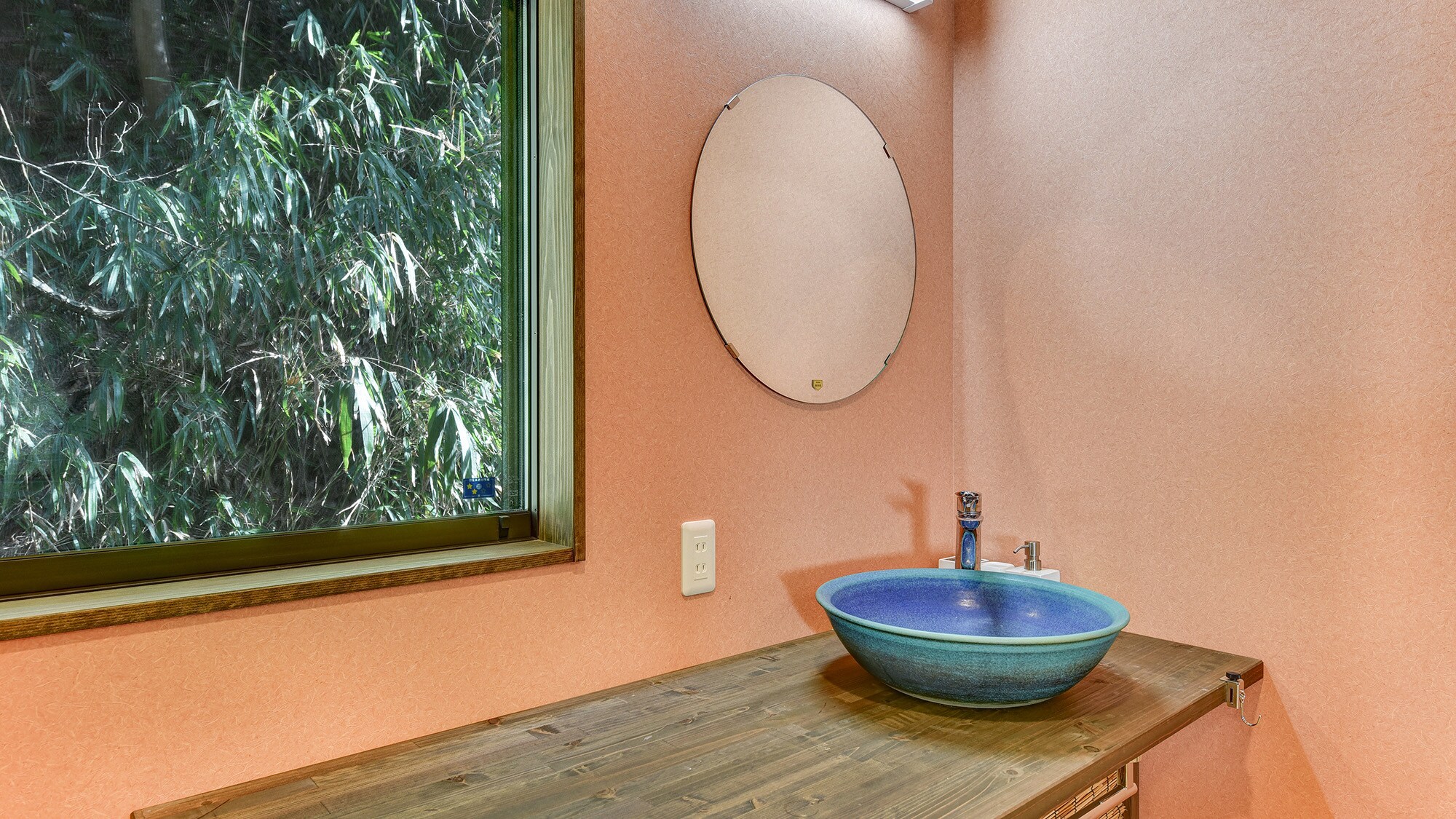 * [Japanese-Western room 13 tatami mats (with toilet and hot spring bath)] You will feel relaxed by the view of greenery from the window