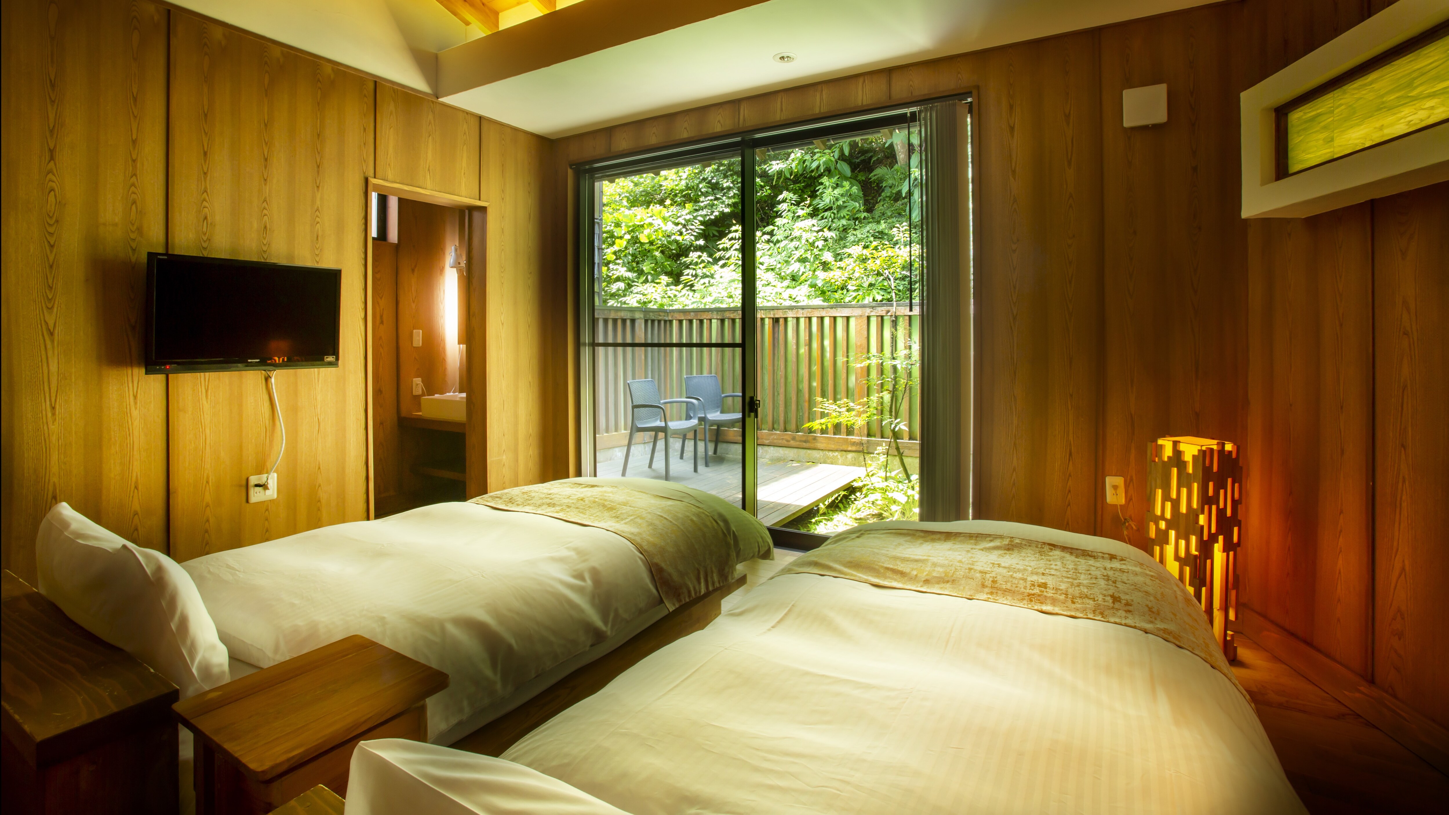 [New Wing/Fuyuka] A comfortable Japanese-Western style room with plenty of wood throughout. Comes with a private courtyard garden and wooden deck.