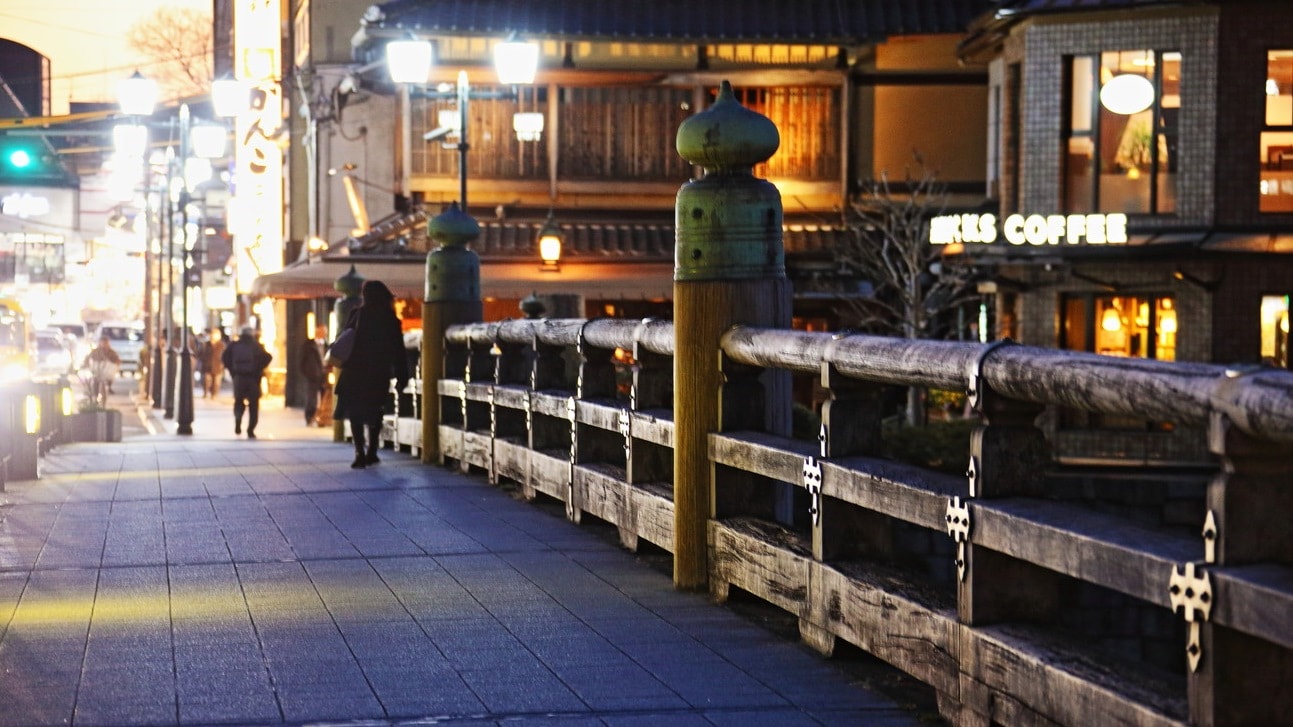 [Sanjo Ohashi Bridge] Once you leave the hotel and cross the Sanjo Ohashi Bridge, you will find the shopping district and restaurant district right away.