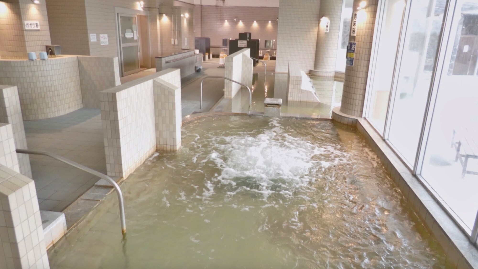 <Large public bath> Bubble bath