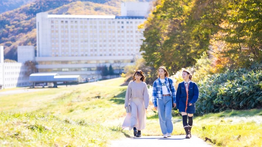 가을풍이 기분 좋은 「바람의 산책길」. 착색하기 시작한 나무에 싸여, 수다를 즐기면서 걷지 않습니까?