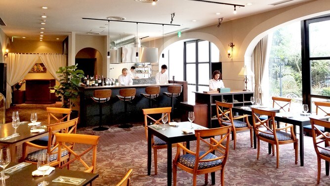 オープンキッチンからの臨場感あふれる空間。