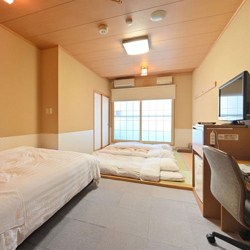 Example of a Japanese-Western room (3 extra futons)