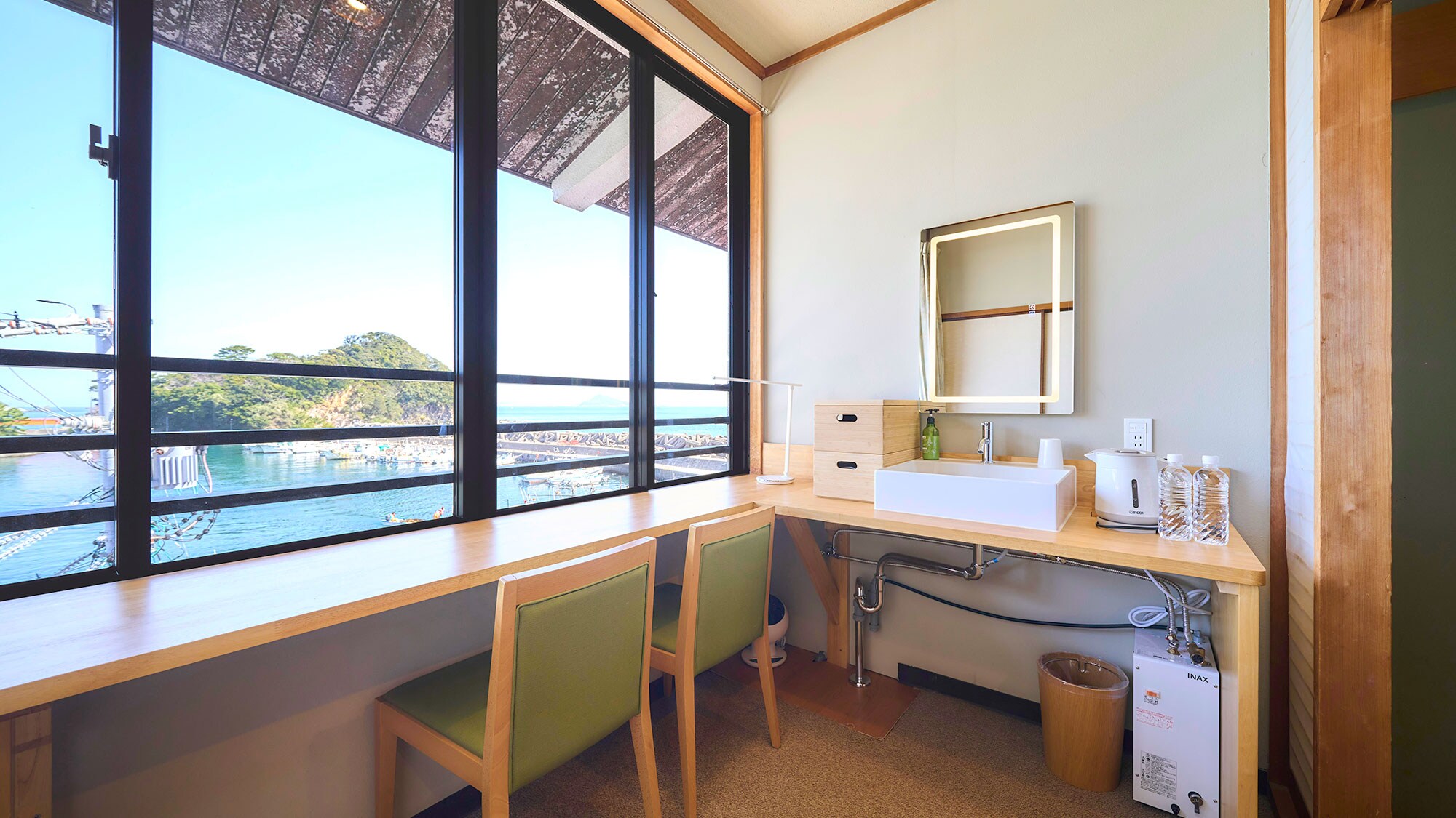 ・[Japanese-style room 10 tatami mats] The veranda has a washstand and a light mirror so you can put on makeup with peace of mind.
