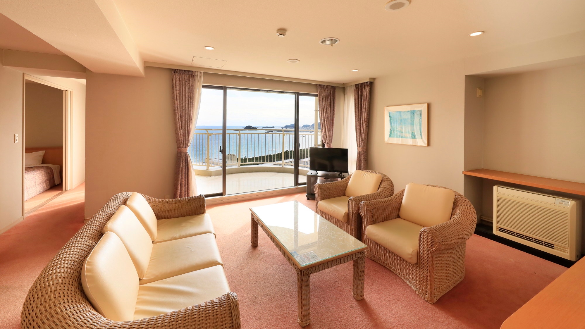All rooms have ocean views! A spacious 80m2 Western-style room for 4 people. *Example