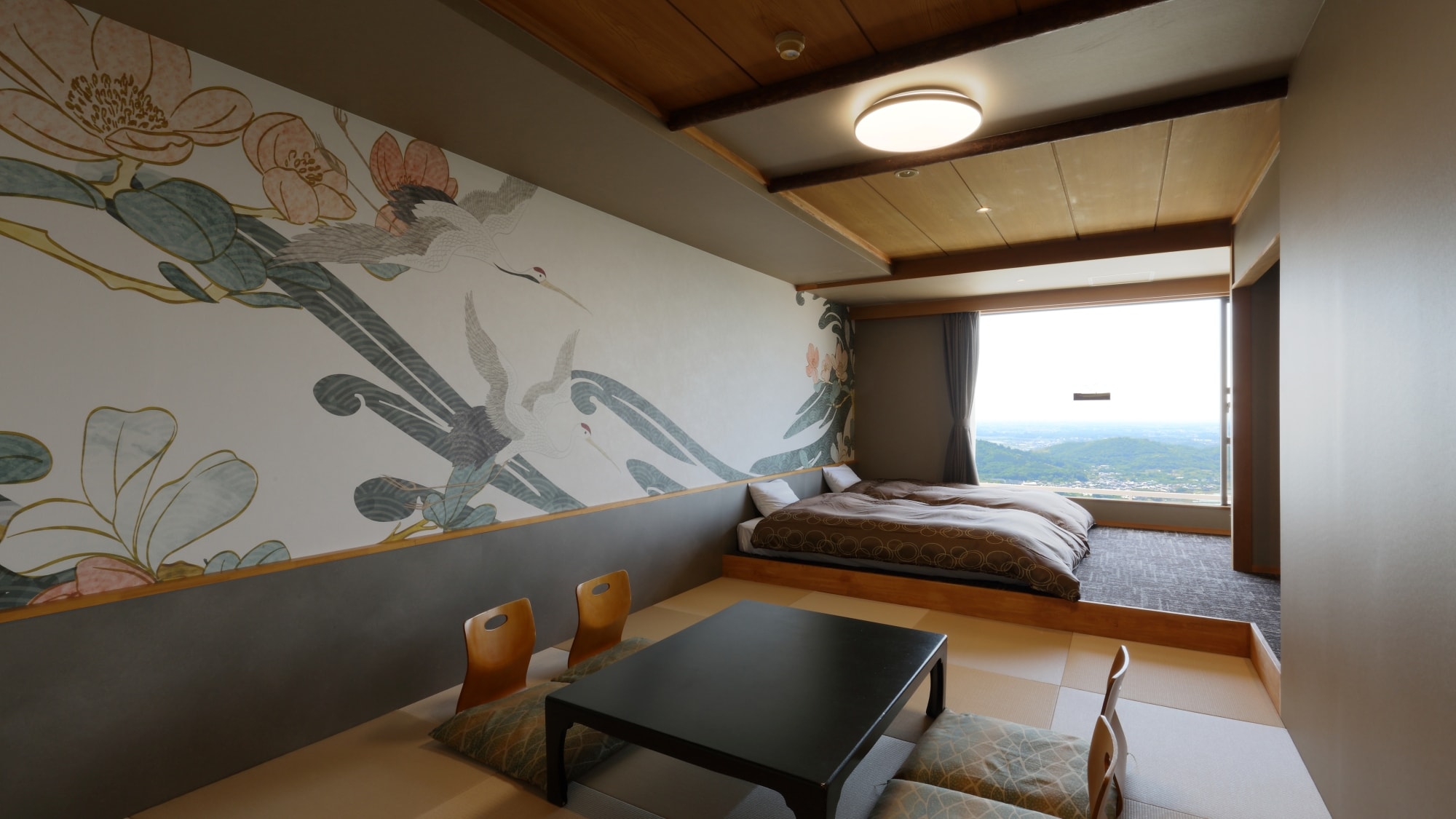 [Japanese-style room with 10 tatami mats] Room with a view of the natural nightscape