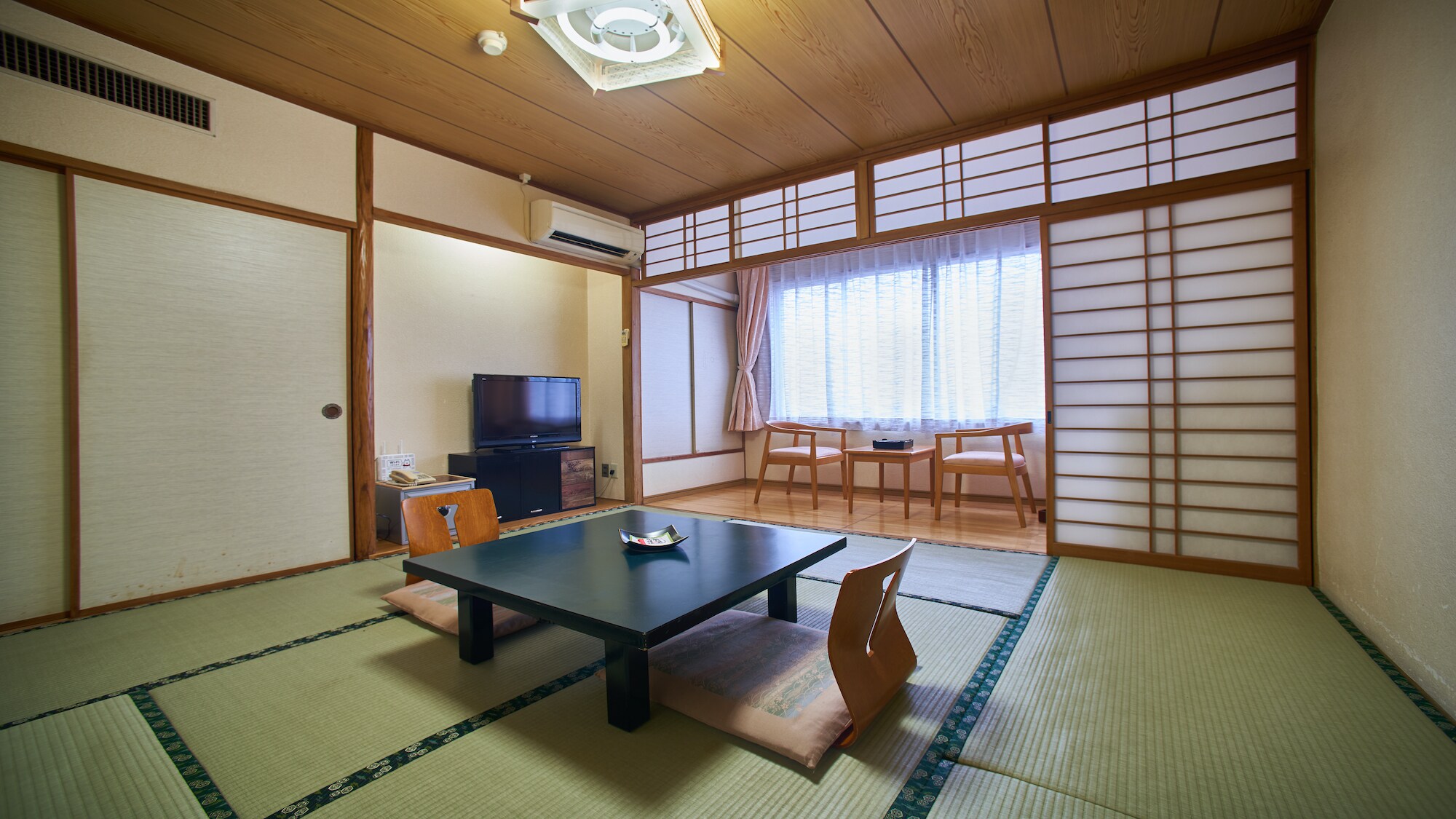  [Japanese-style room / example] Please relax in the tatami room.