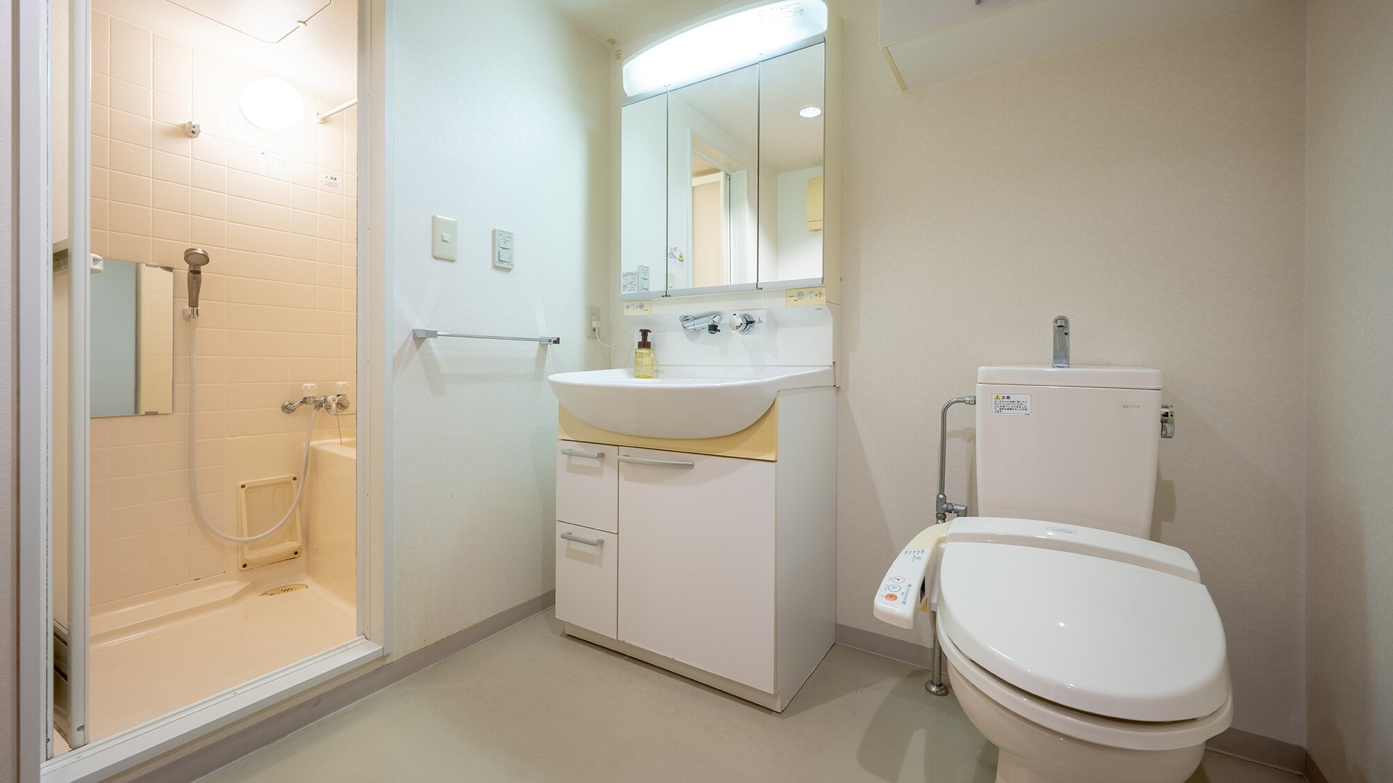 [Annex] A clean and comfortable separate bathroom. A washing machine is also available.