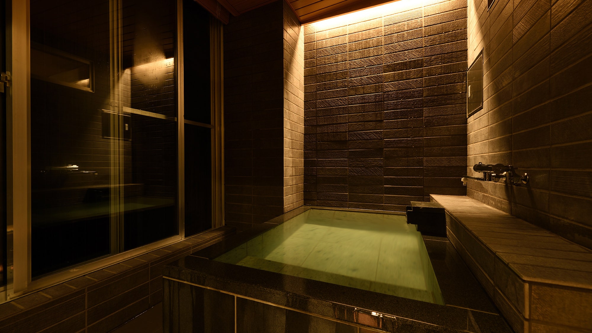 Free-flowing hot spring water [Japanese-Western style guest room with hot spring] Mizuyuki