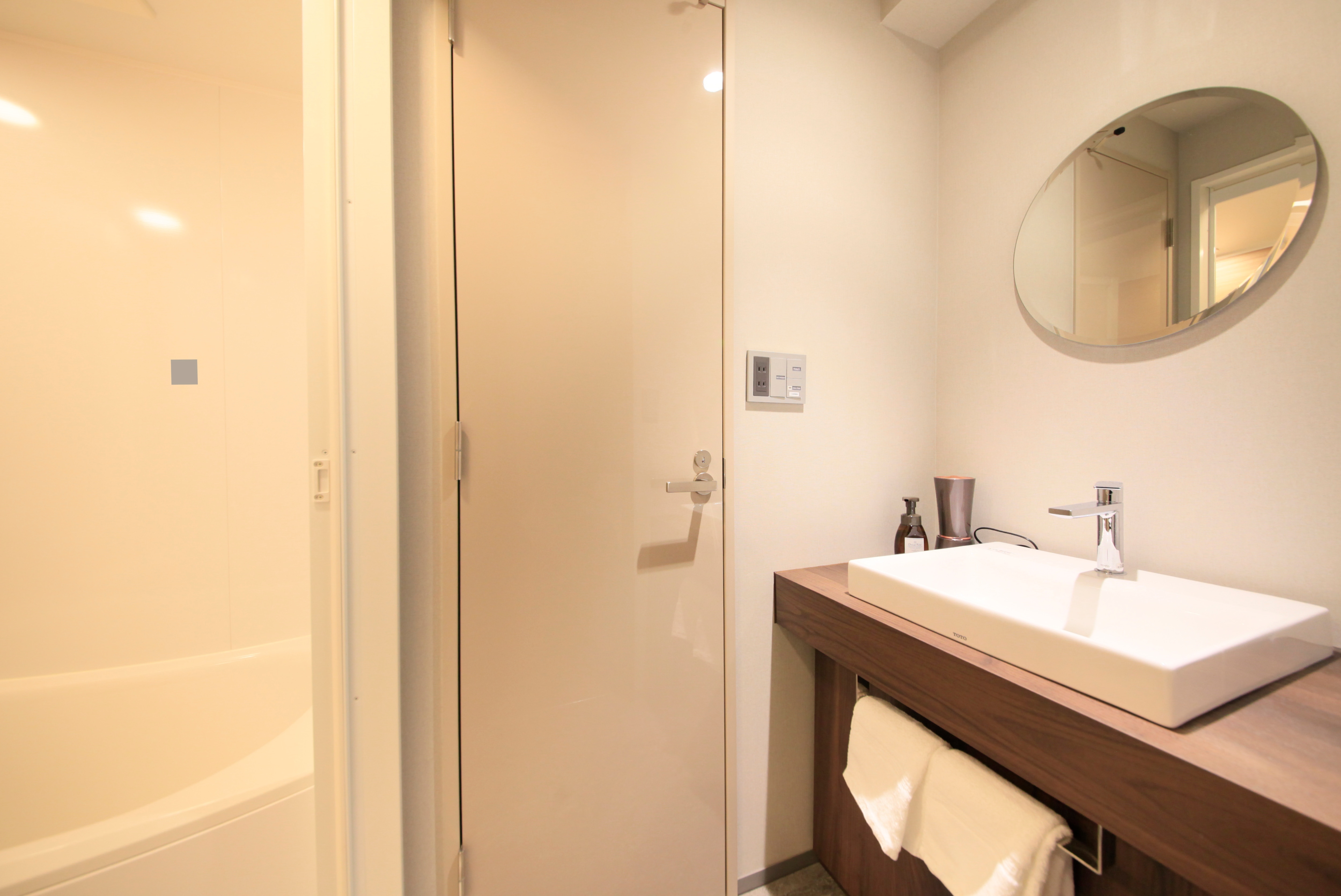 Hollywood Twin (Bath / Toilet Separate)