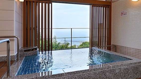 [Chartered bath] You can see Sagami Bay and Atami city by opening the openable window (charged, reservation required).
