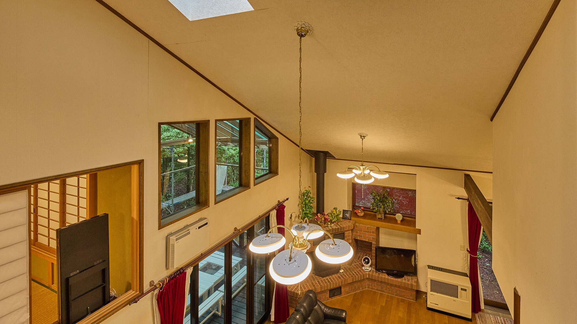 ・[Suien] A spacious living room with a skylight. The light from the skylights brightens the room.