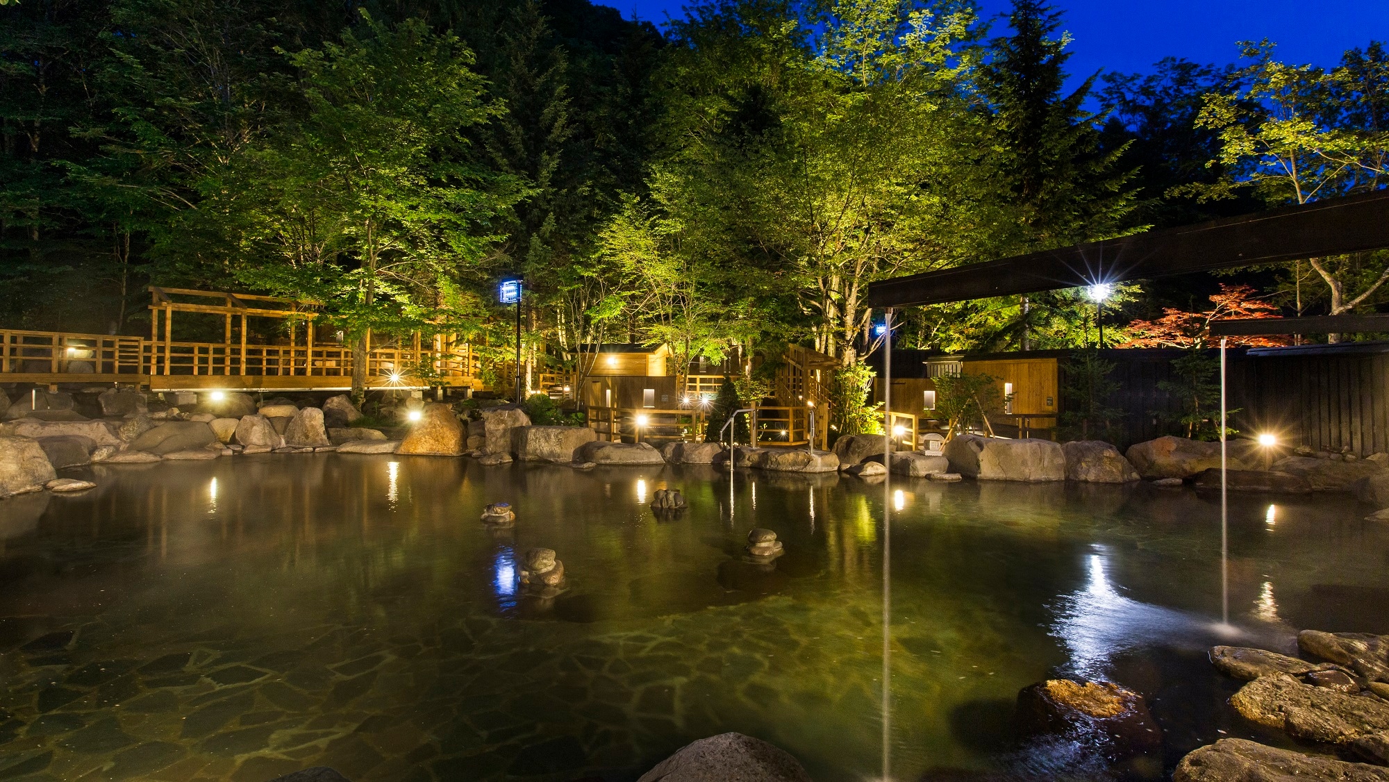 【大露天風呂HOSHI★ZORA】夜の露天風呂は景色が一変。昼、夜、朝と時間を変えて楽しむのもおすす