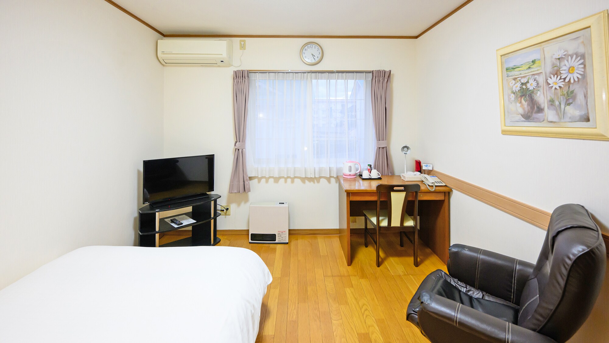 [ห้องพักทุกห้องเป็นเตียงกึ่งเตียงคู่สไตล์ฝรั่งเศส] ห้องพักกว้างขวางพร้อมเก้าอี้ปรับเอนได้