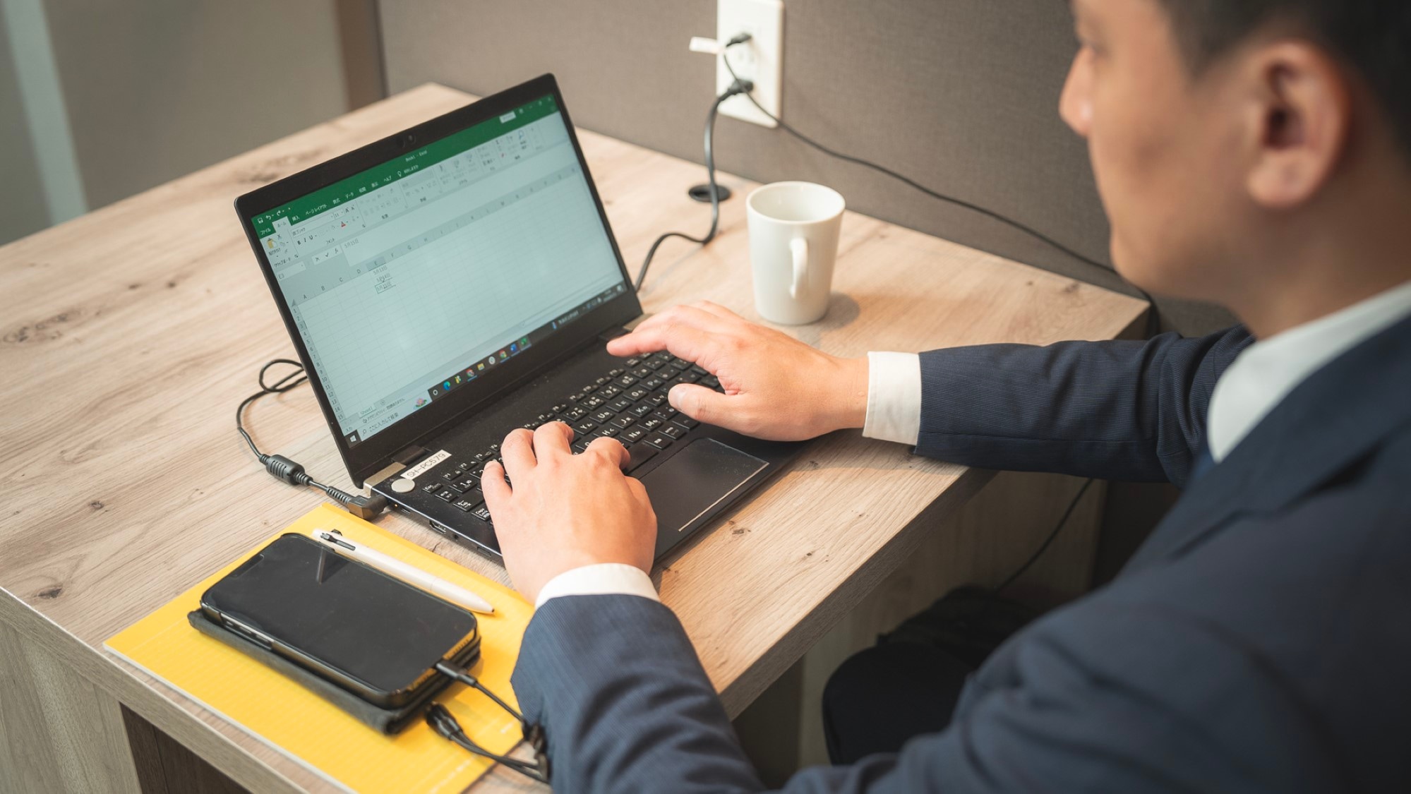 Hoàn hảo cho hội nghị web! Làm việc hiệu quả ngay cả trên bàn làm việc rộng!