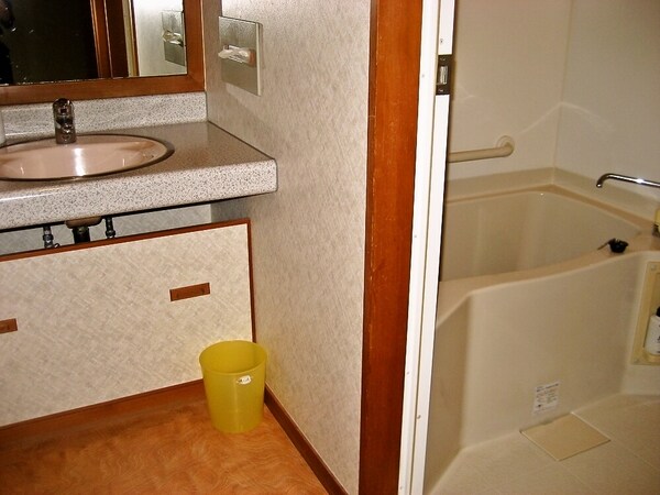 본관 객실의 욕조와 화장실