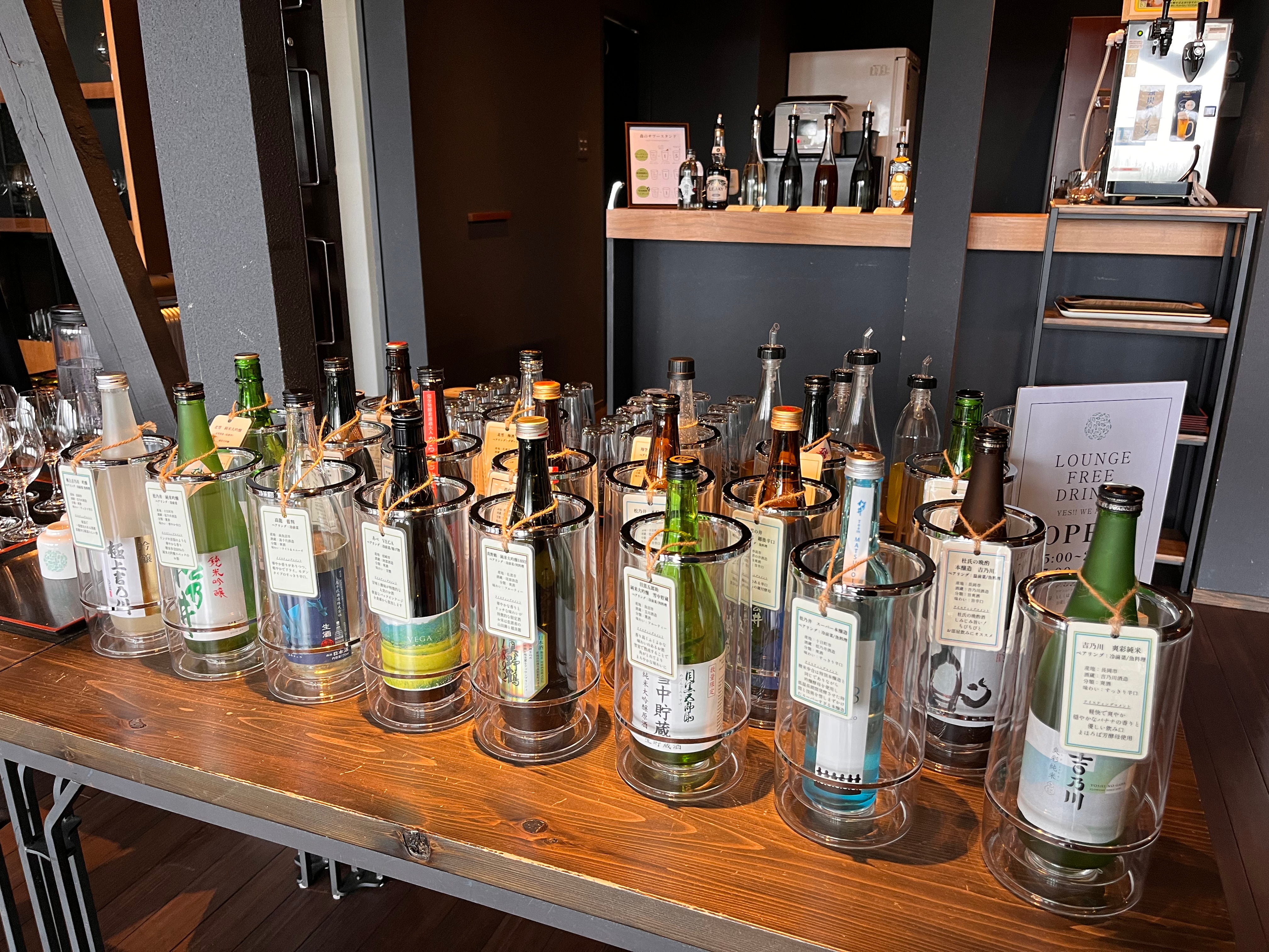 Uống thỏa thích 20 loại sake khác nhau.