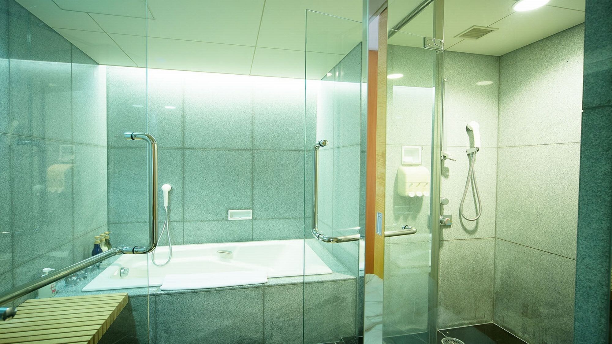 套房 □ 83 平方米 □ 床宽 240 厘米 特大床 有两个房间，一个浴室和一个淋浴间。