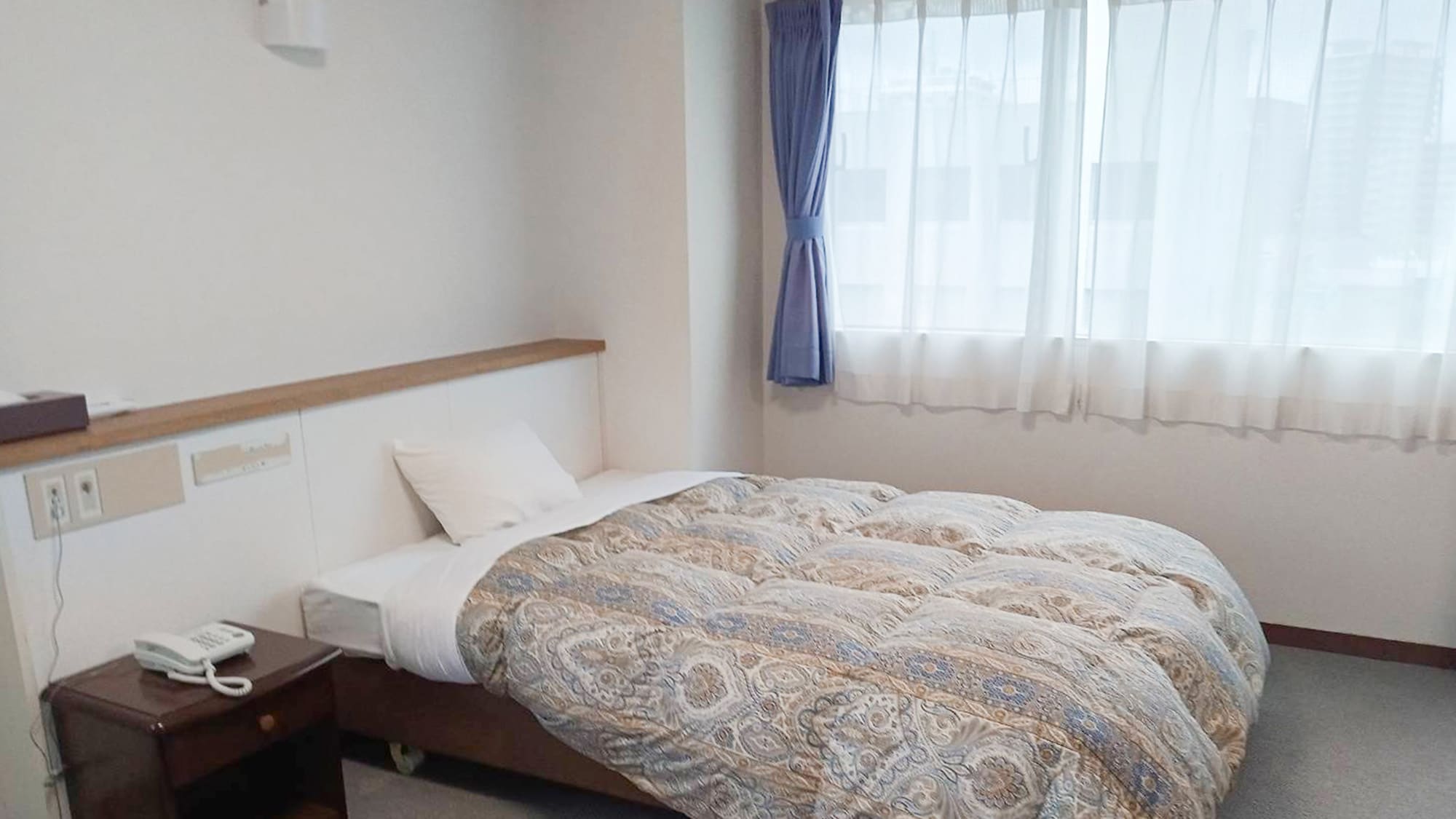 ・[Deluxe Double (Non-smoking)] A bright room with large windows. You can spend the morning feeling refreshed.