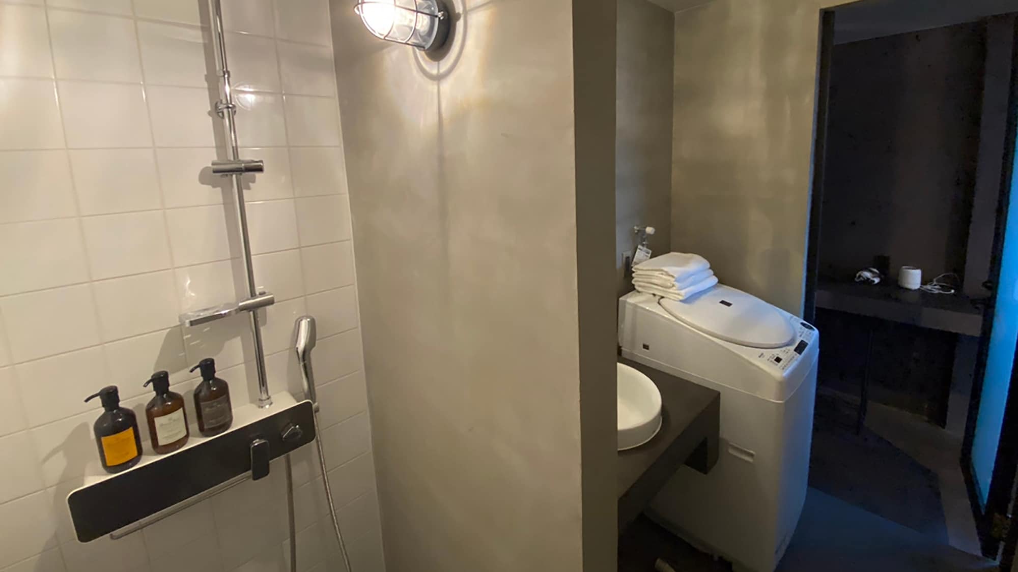 Comfort Studio | Shower and washing machine