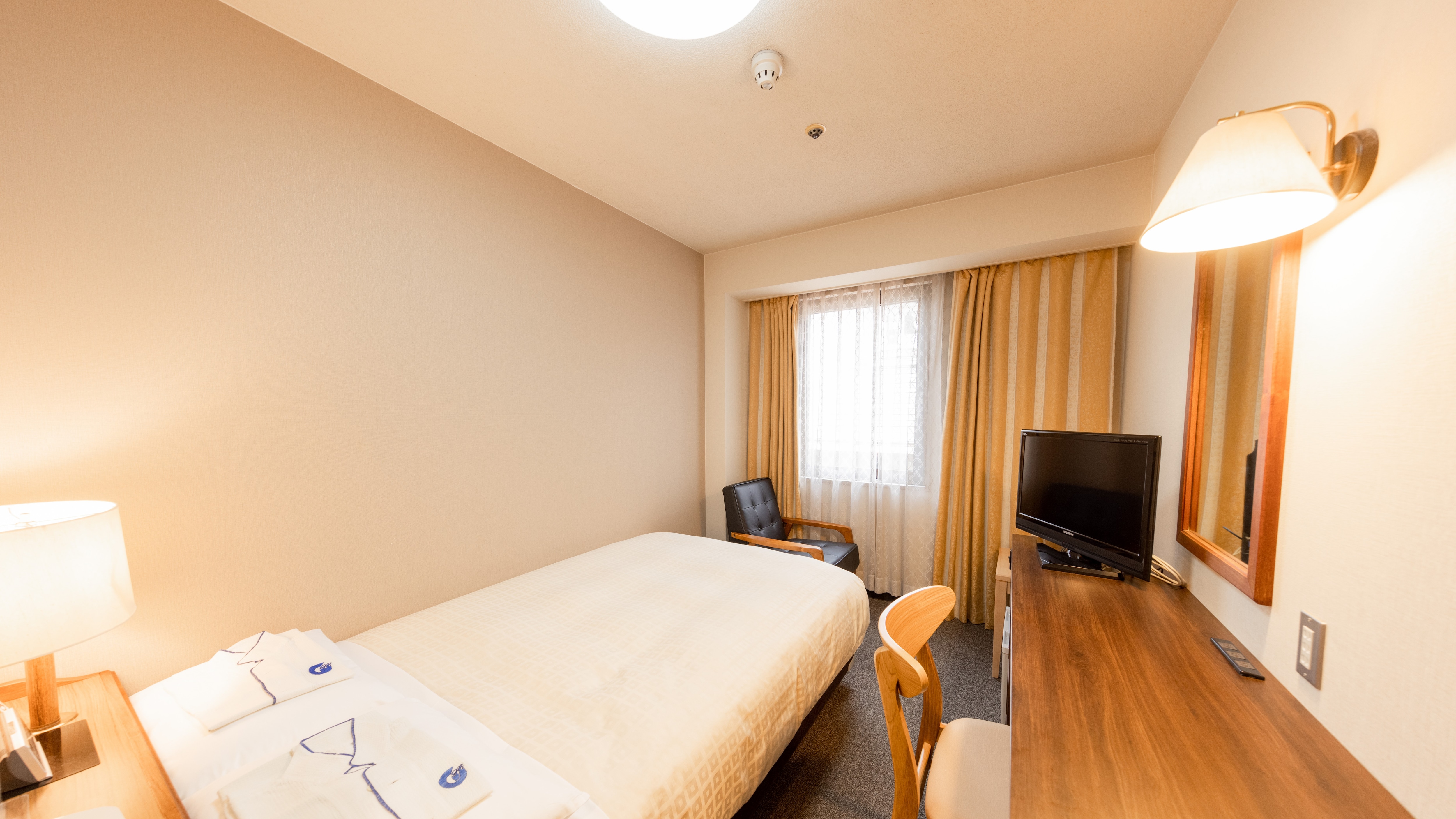 Semi-double bed for 2 people