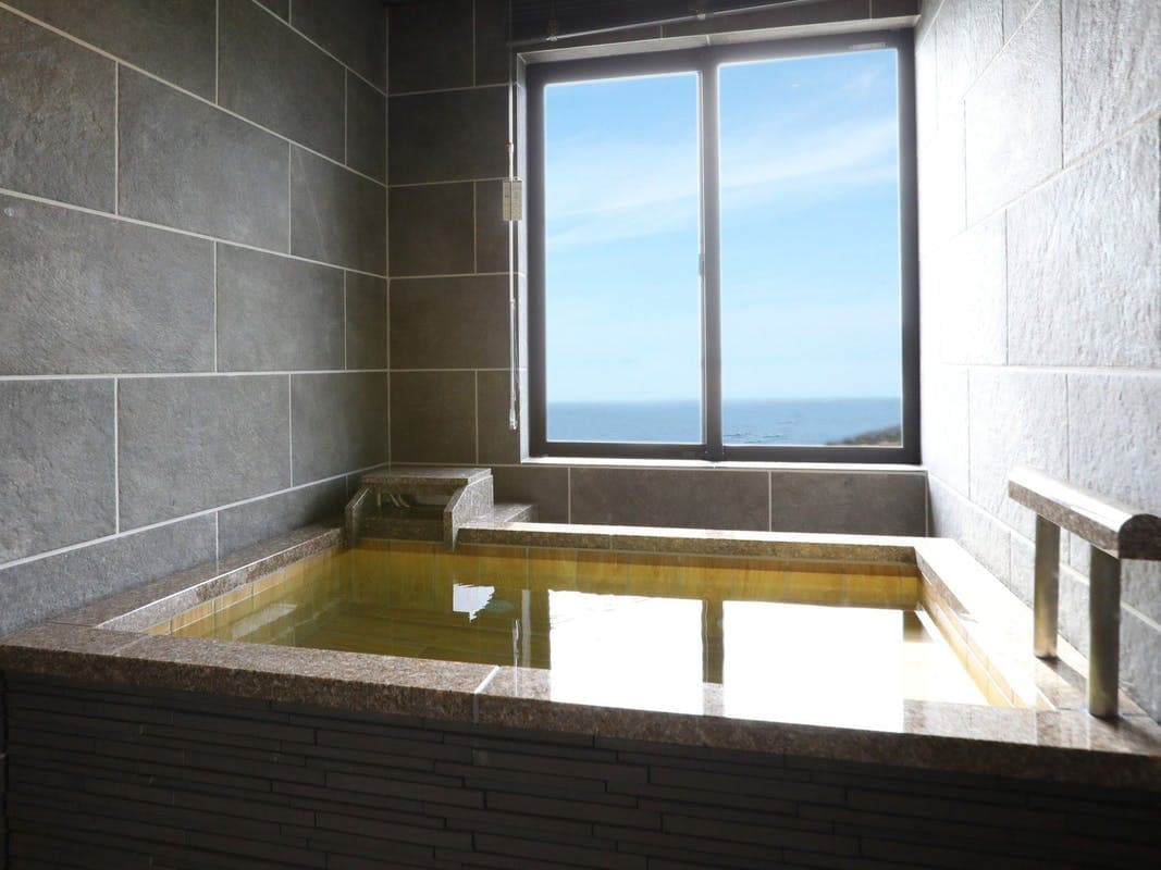 [Kamar tidur tipe B dengan bathtub semi-terbuka di tepi laut] Nikmati pemandangan laut bersama orang yang Anda cintai