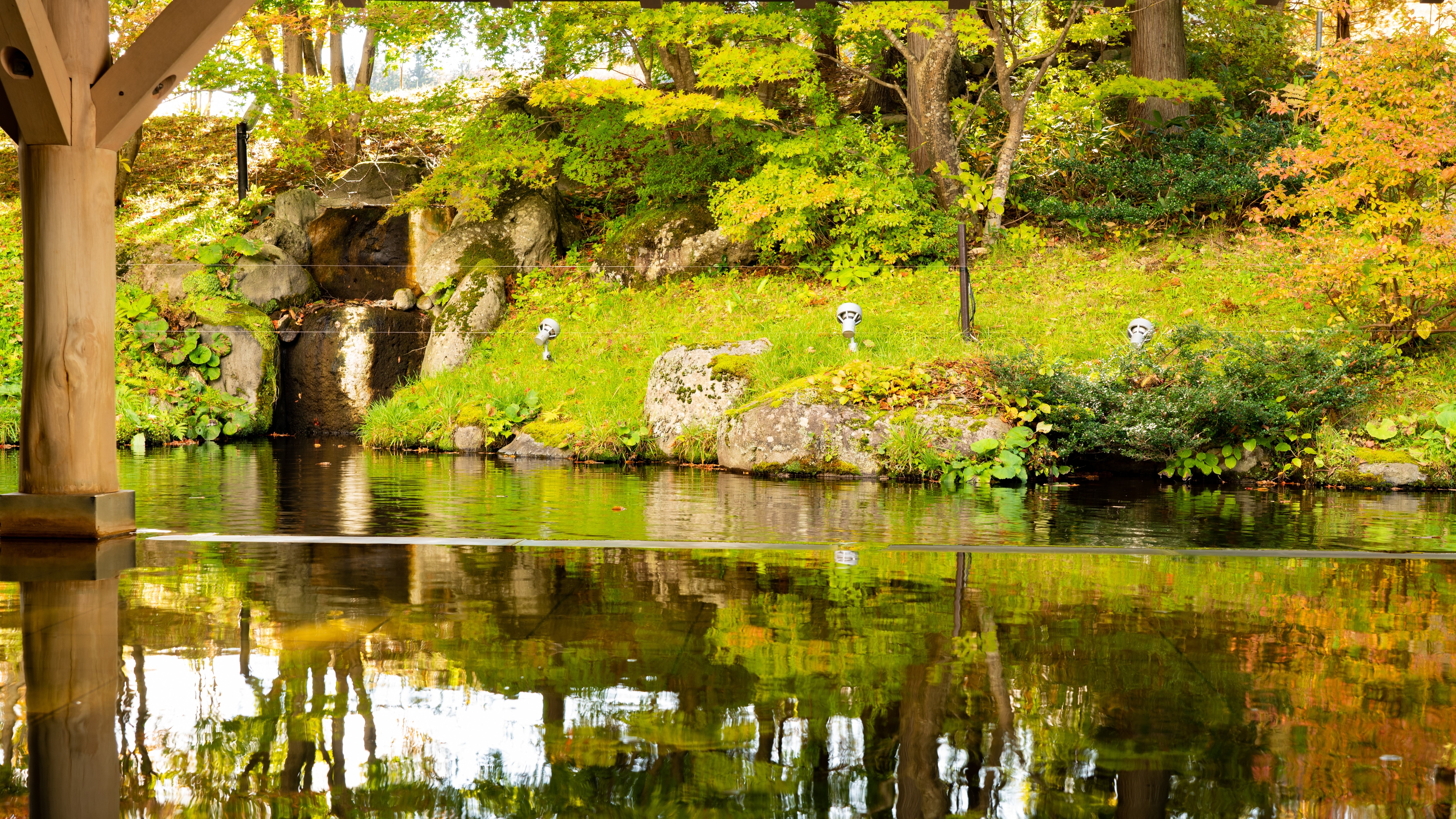 【雫石高倉溫泉（秋季）】秋季，可以一邊欣賞紅葉，一邊享受露天浴池的樂趣。