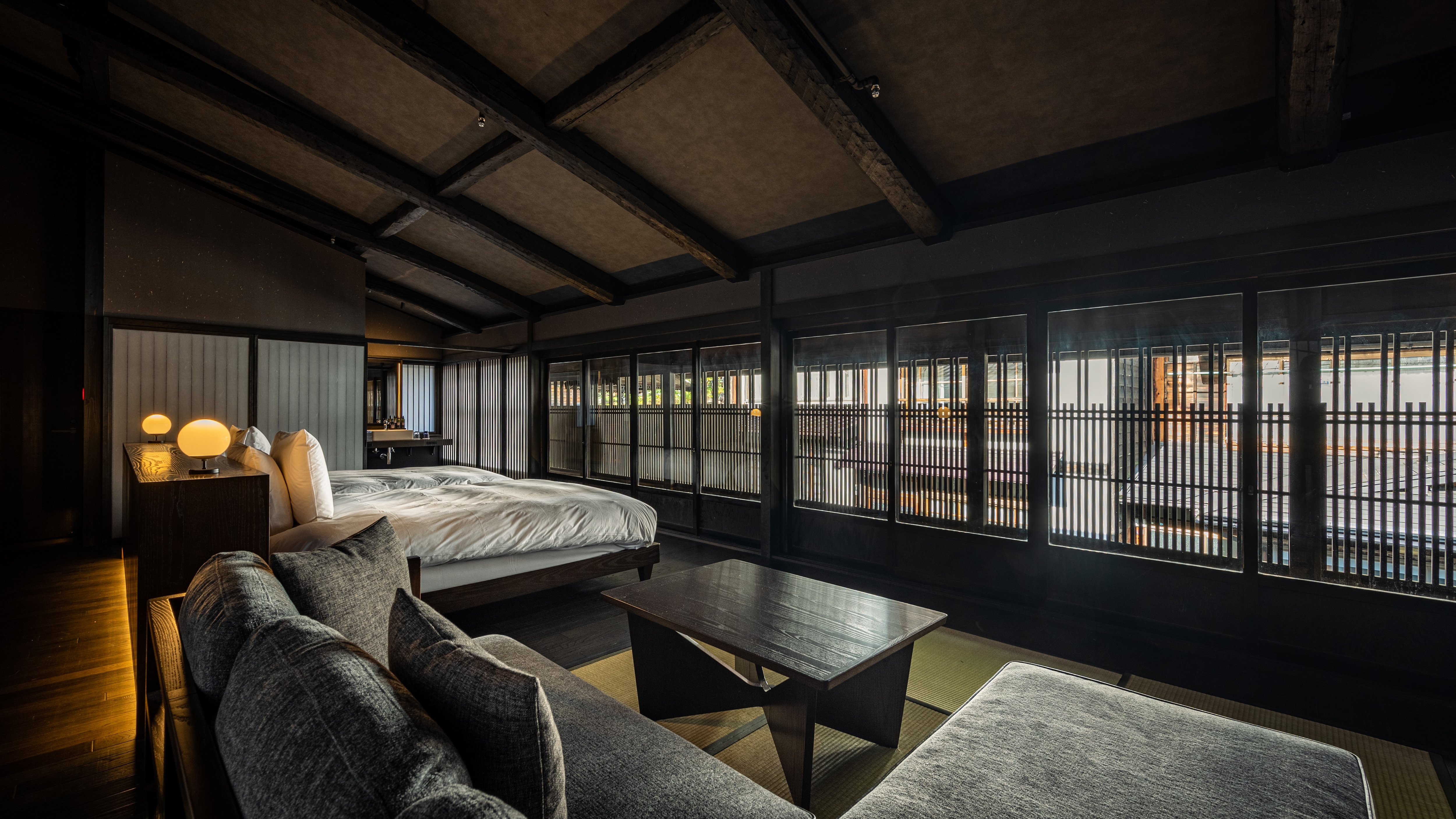 [Toshiyoshiya] Hyakuji / Luxury to feel the street through the lattice