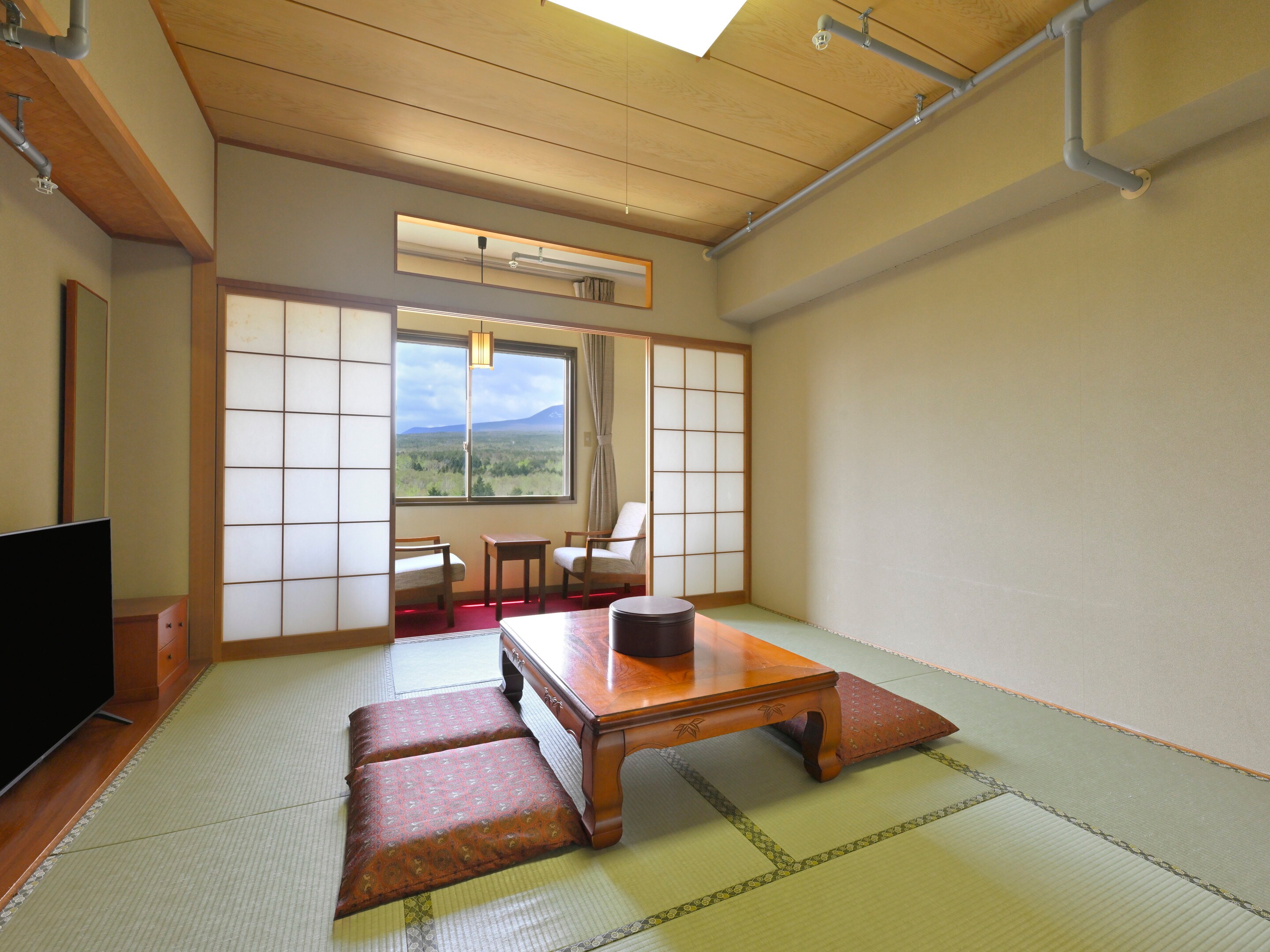 Beautiful Japanese style, 35 square meters, with a mountain view.
