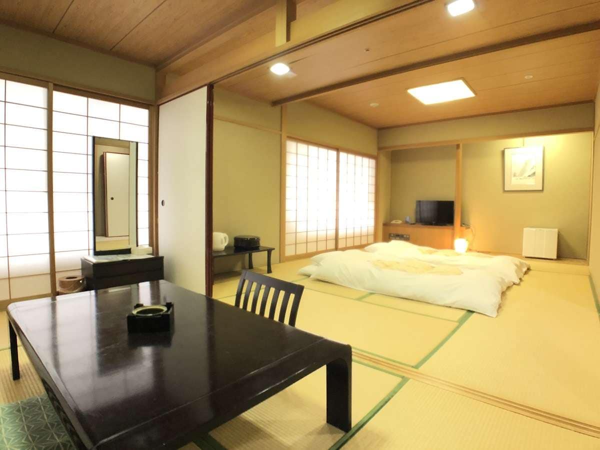 Kamar bergaya Jepang 56 meter persegi Anda dapat menikmati suasana berbeda di ruang yang hangat dan bernostalgia. Karena luas, cocok juga untuk rombongan trip