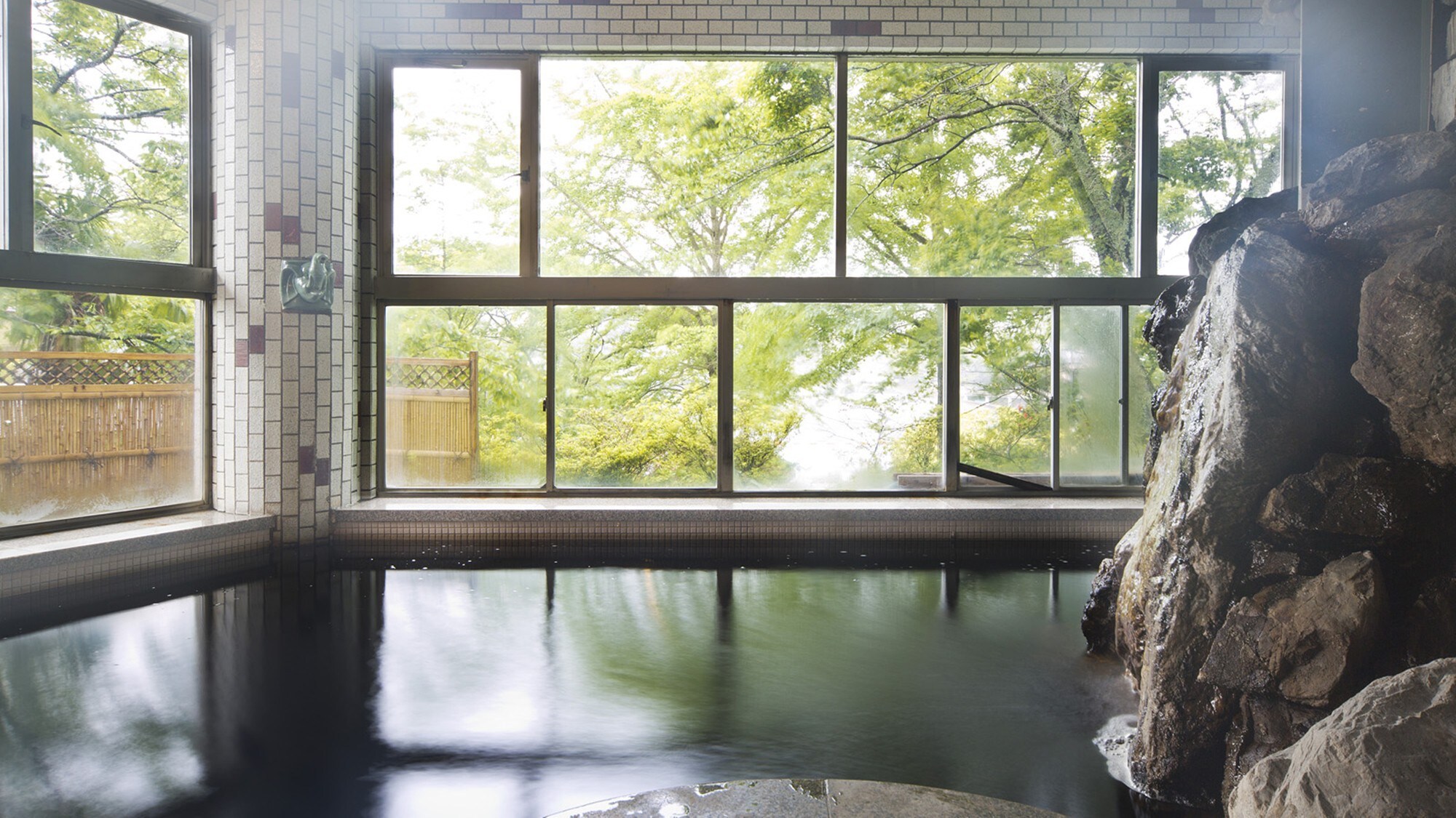 [Large window where you can enjoy a feeling of openness] It is a large communal bath where you can enjoy the fresh greenery of Lake Kameyama, cherry blossoms and autumn leaves, and a sense of the season.