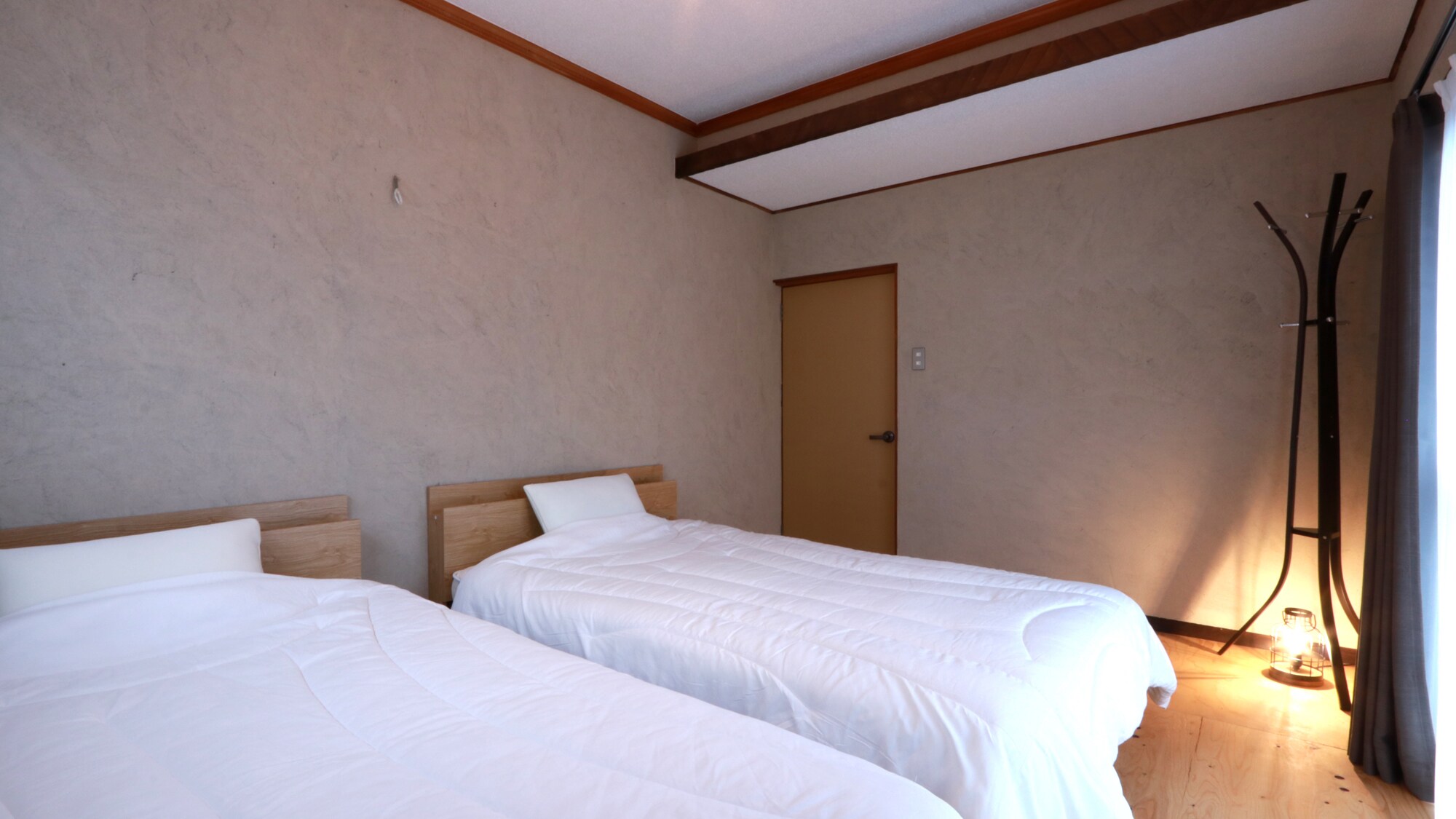 [COOL SHIP] A Western-style room with two semi-double beds for 1-2 people.