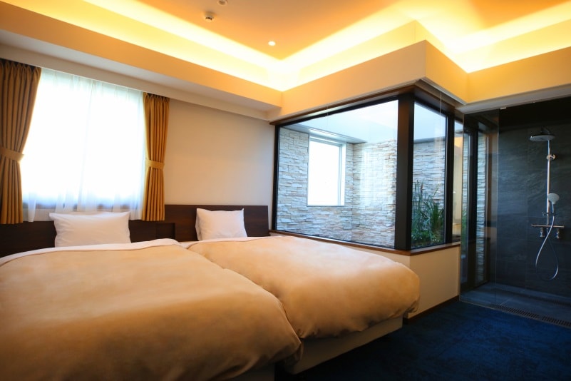 Twin with open-air bath