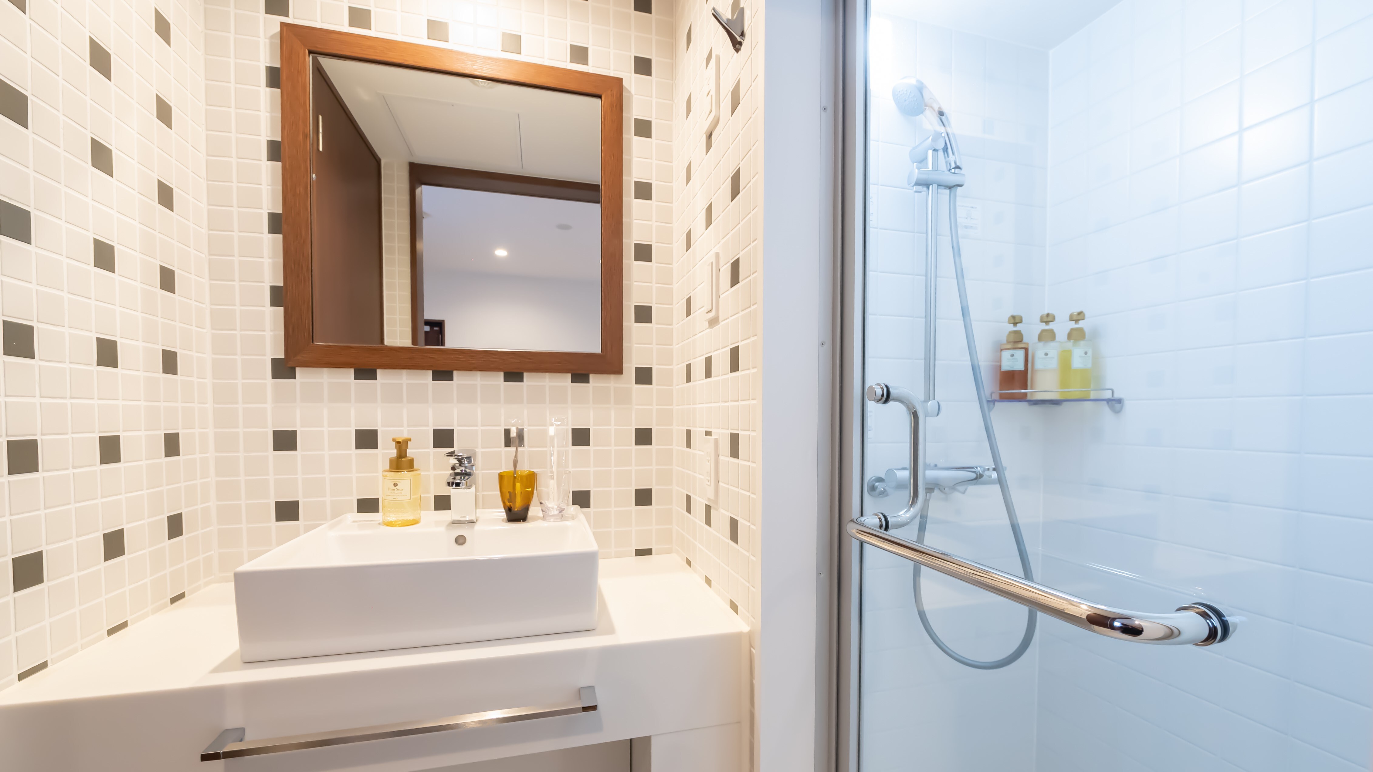 [Standard Twin] Washbasin / Shower booth