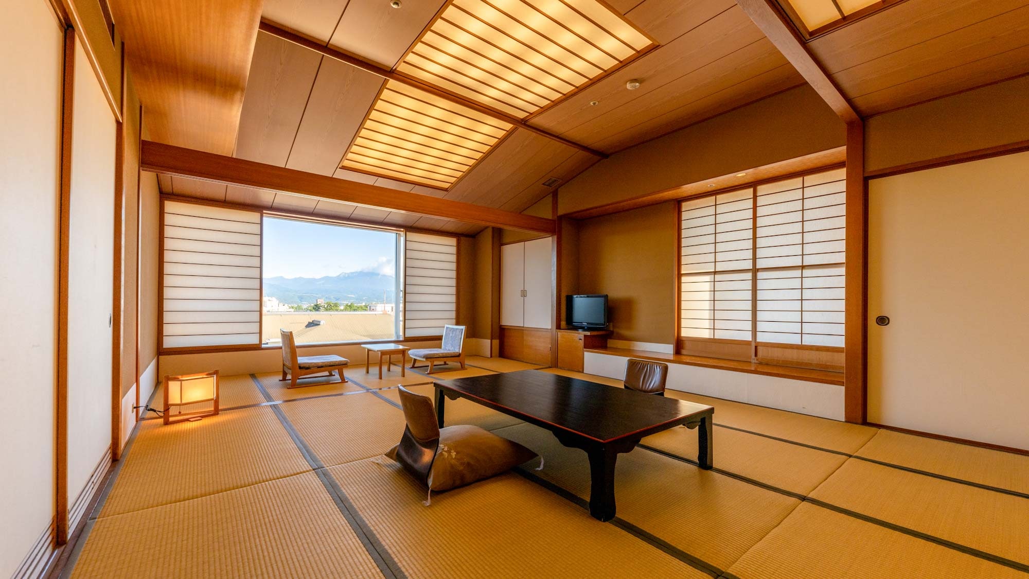 Large Japanese-style room