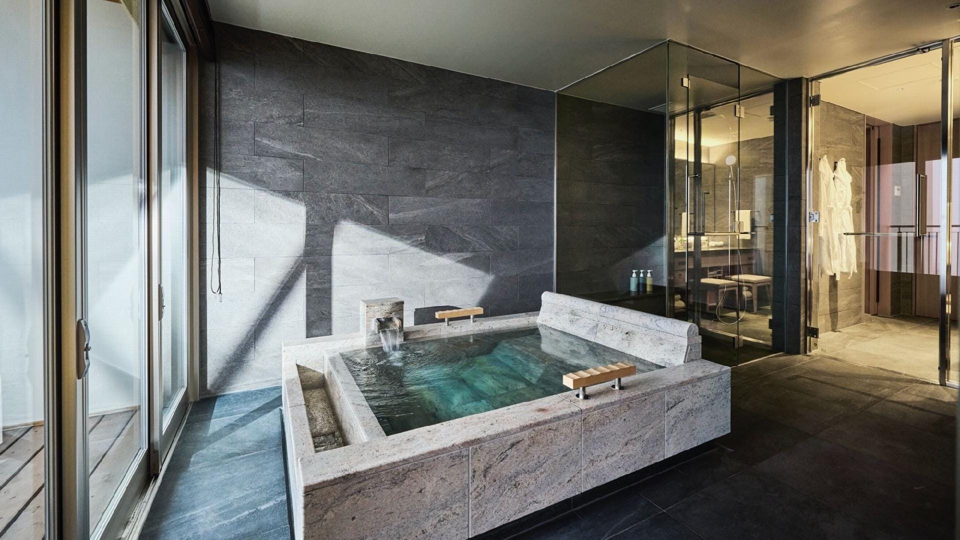 Deluxe Twin Junior Suite: Semi-open-air bath