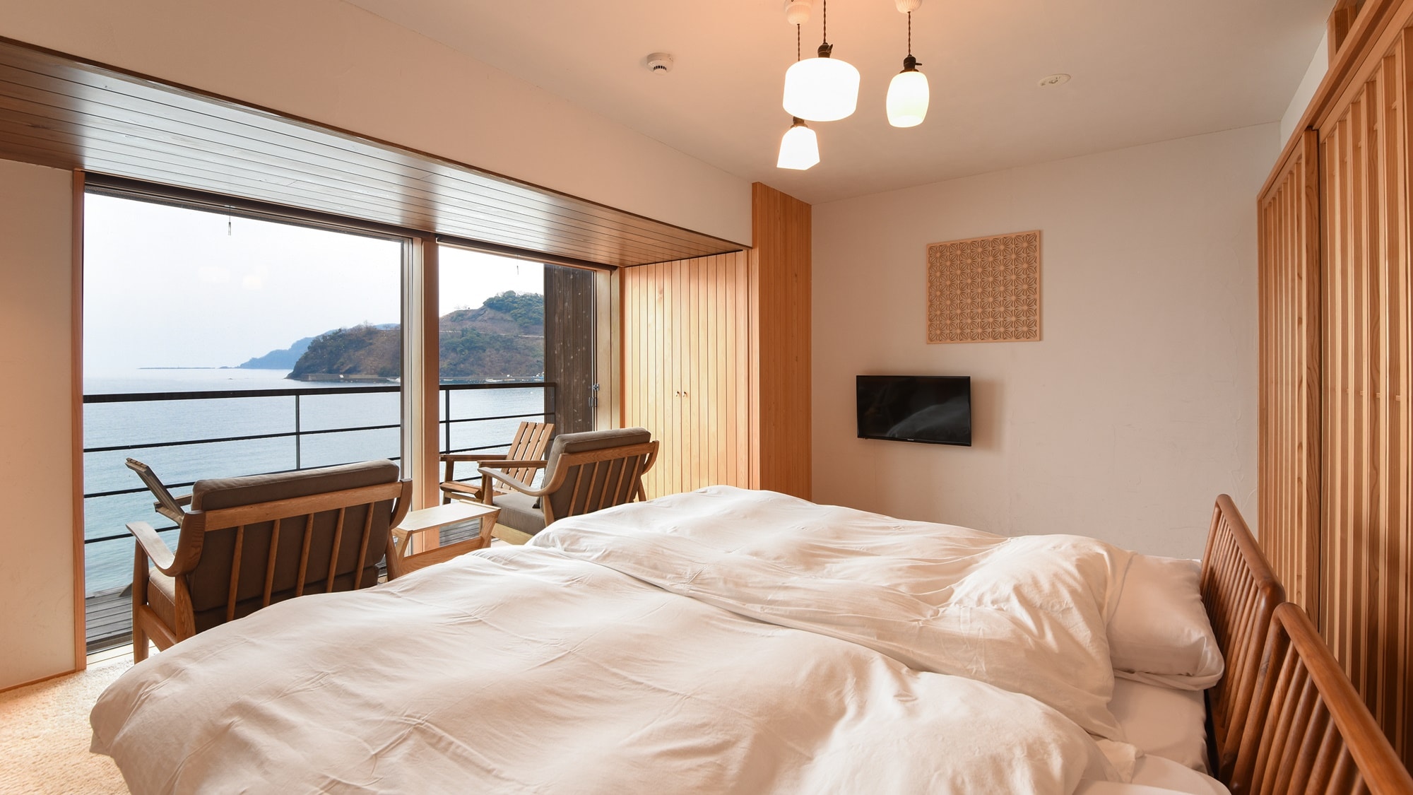 * [Twin example] Bed type Western-style room. The luxury of lying down and the sea spreading in front of you.