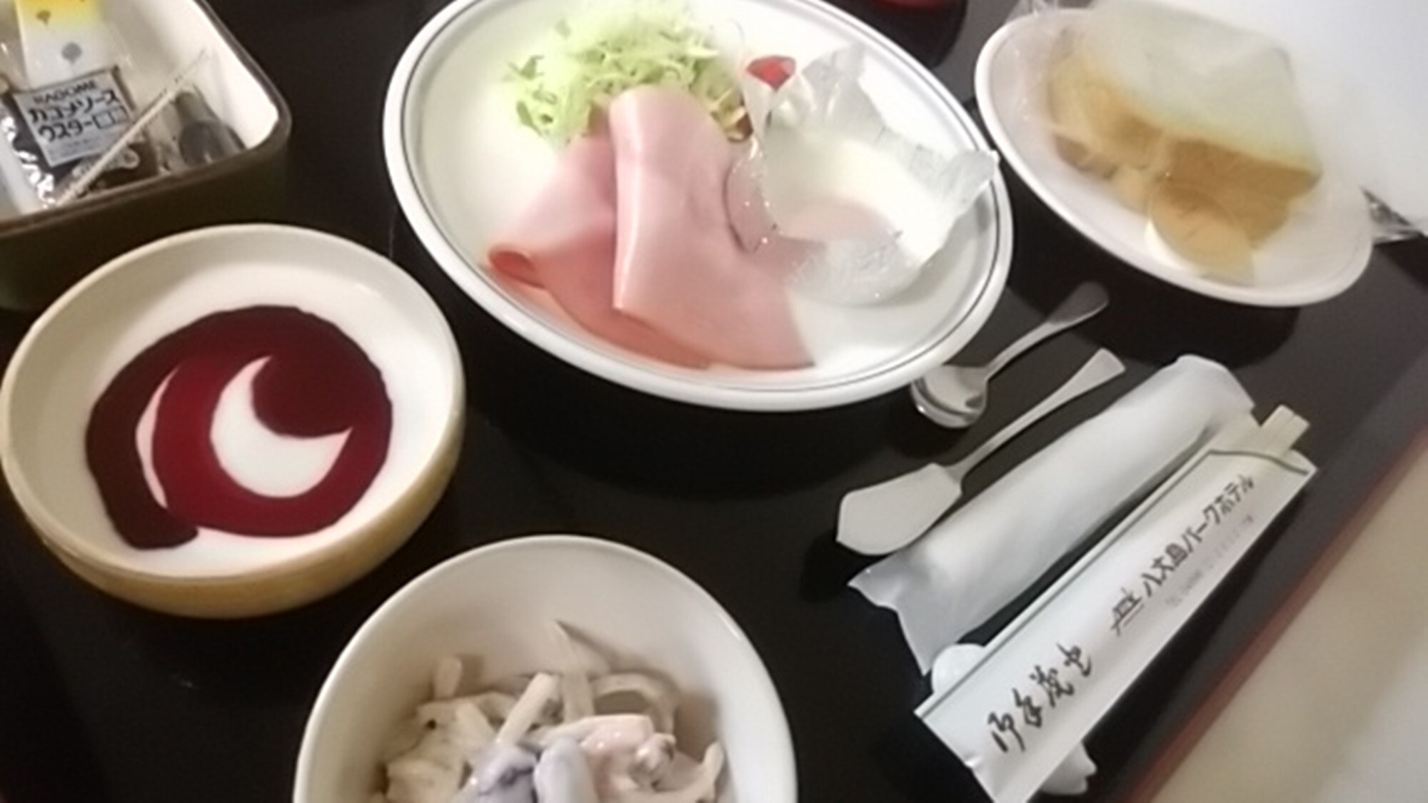 *早餐选择（西餐）/套餐，包括自制的明日叶面包和微酸酸奶。