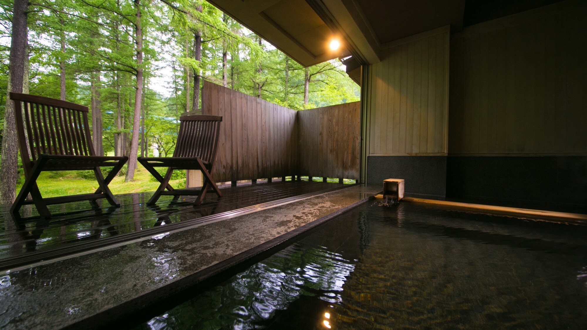 [Indoor bath with open deck / Mori to Kaze no Yu] A spacious bath with a pleasant scent of cypress bath