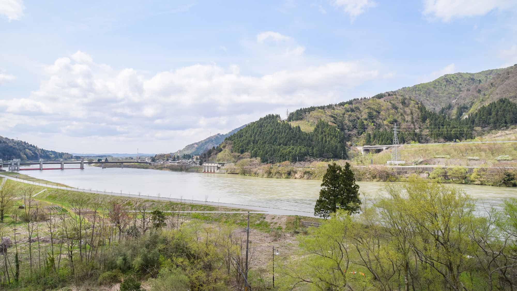 *[Guest room/Japanese-style room with 12 tatami mats] View from the riverside guest room. Enjoy the magnificent nature of the Agano River in all four seasons.