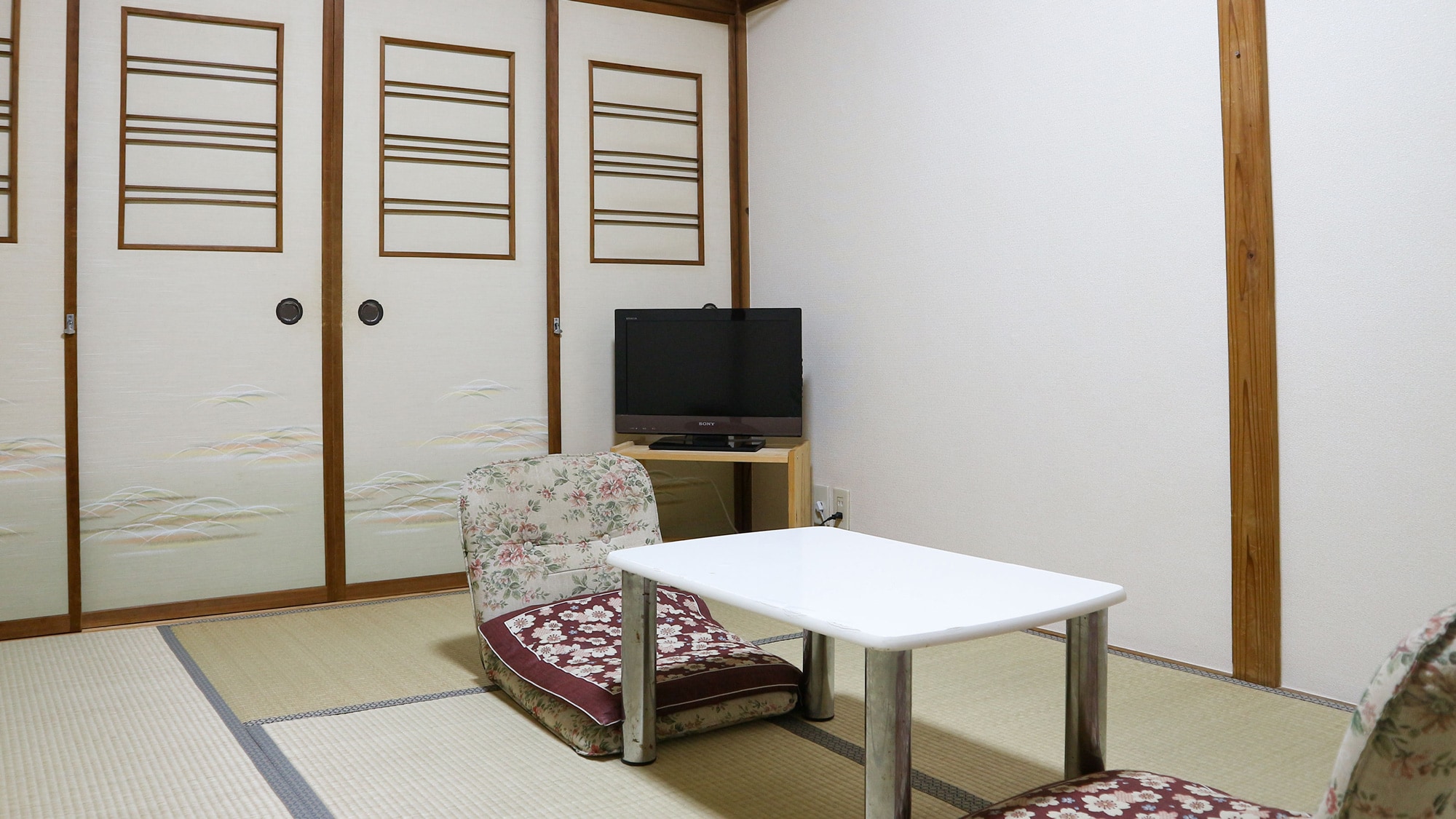 * [Japanese-style room with 6 tatami mats (example of a guest room)] Perfect for solo travelers or business travelers. Stretch your legs and relax.