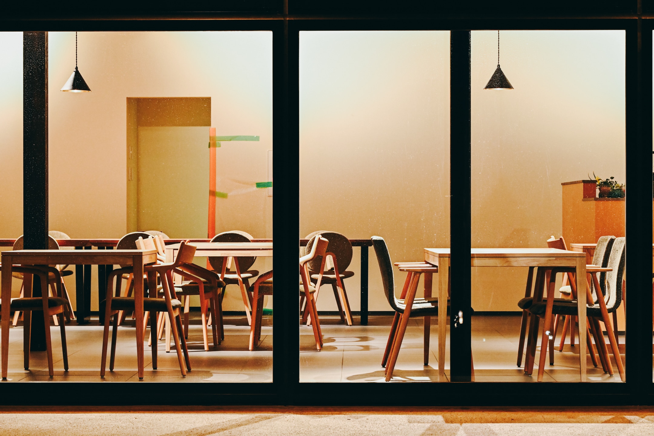 Hình ảnh bên ngoài nhà hàng vào ban đêm